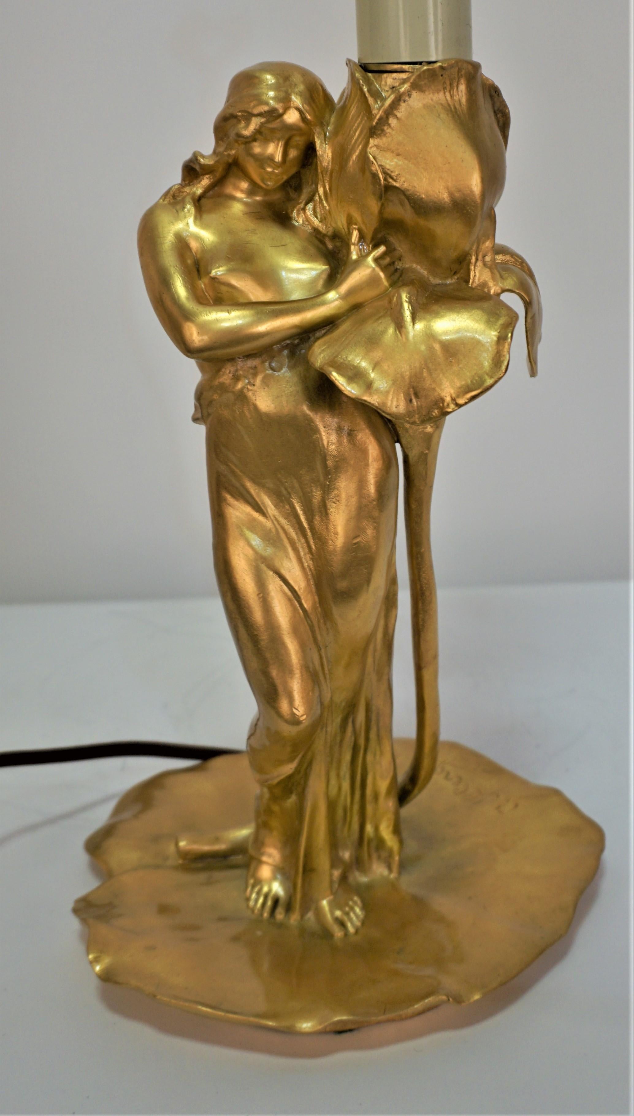 Lampe en bronze Art Nouveau jeune fille embrassant une Iris Alexandre Clerget (1856-1931) en vente 1