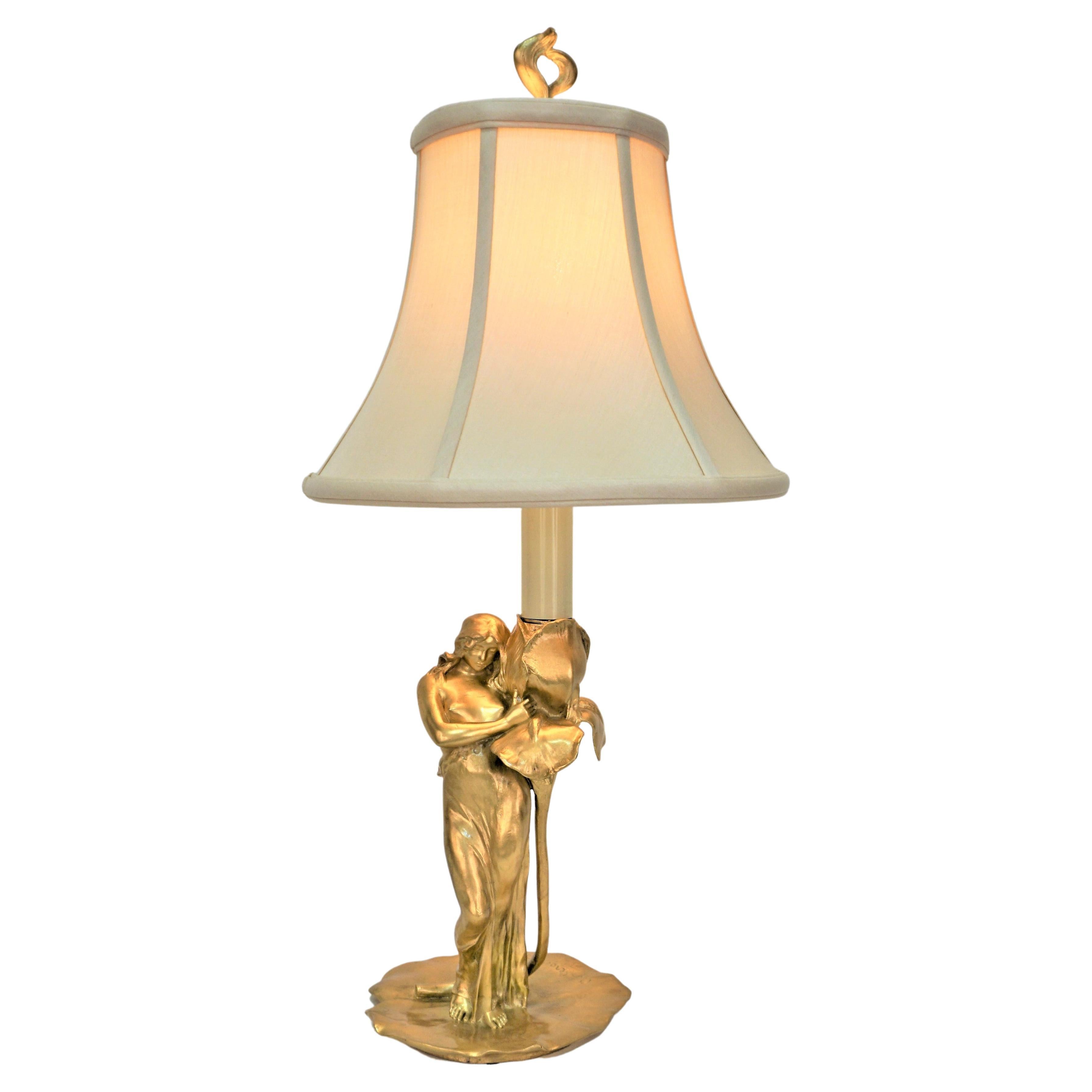 Jugendstil-Bronzelampe, Jungfrau umarmt eine Iris Alexandre Clerget '1856-1931'