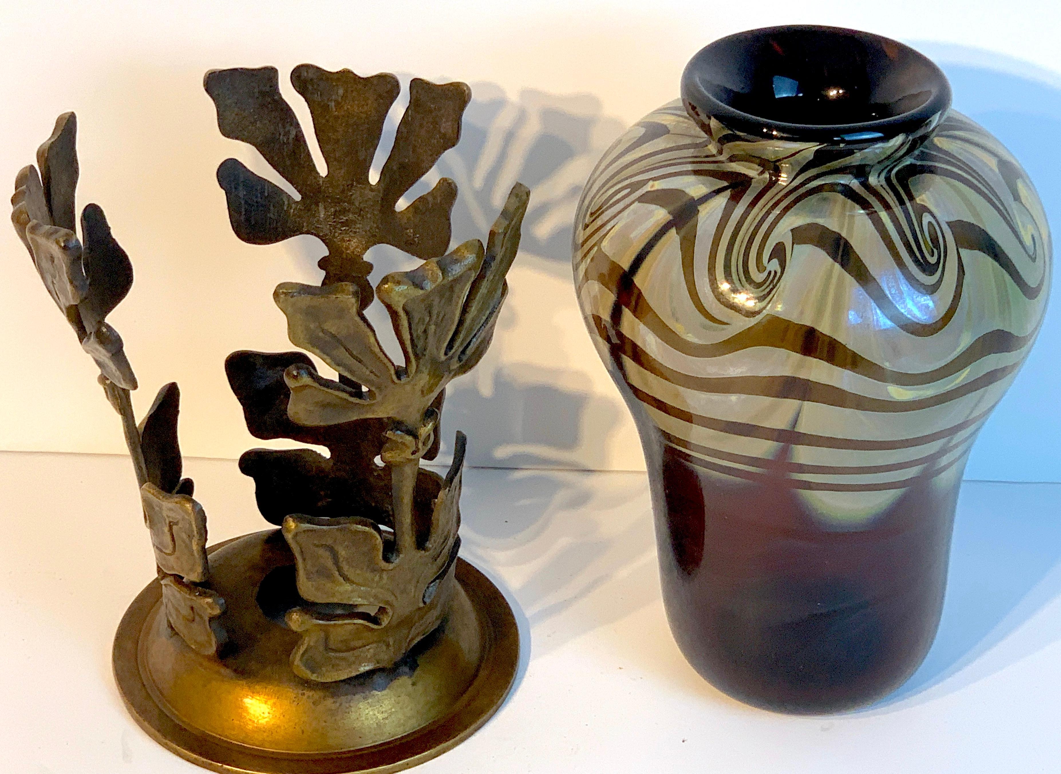 Jugendstil Bronze montiert Loetz Vase, gestempelt 'made in Austria', in zwei Teilen die Vase mit schönen gezogenen Feder Dekor. Der Bronzerahmen mit stilisiertem Blumendekor, gestempelt 