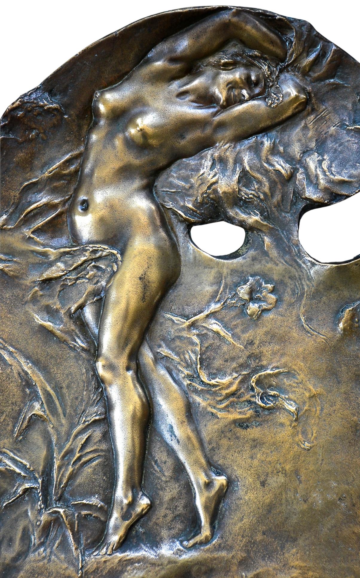 Sculpture figurative Art Nouveau en bronze représentant une baigneuse nue dans un jardin sur une palette de peintre par Alexandre Charpentier avec la signature de l'artiste 