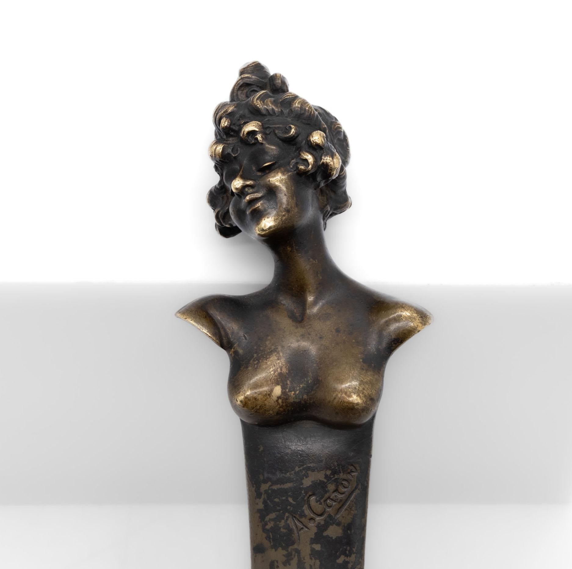 Excelente pasapáginas de bronce Art Nouveau, con forma de busto femenino y punta afilada roma. Alexandre Caron (francés, 1857-1932) firmado 