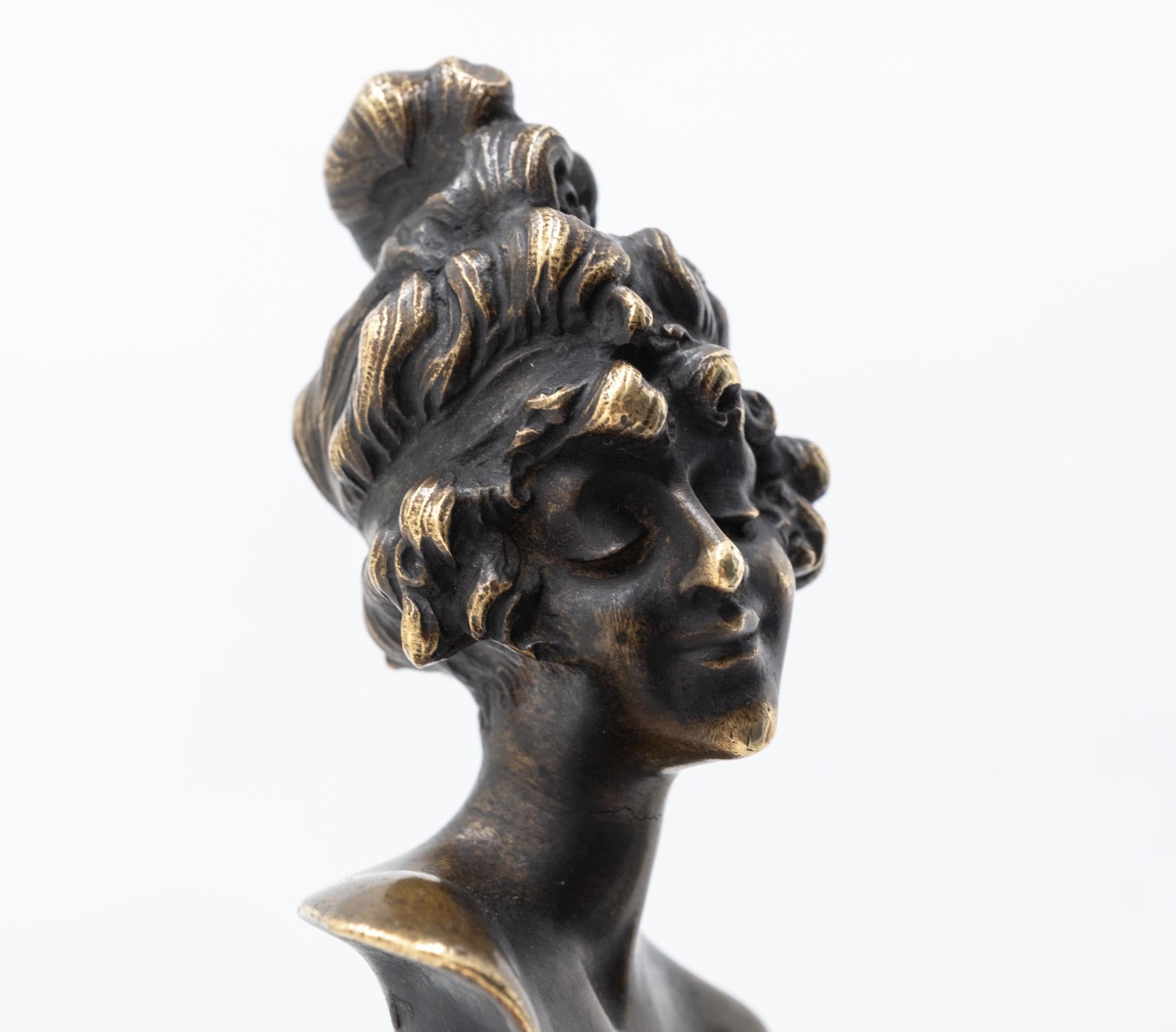 Navaja de Bronce Art Nouveau con Busto Femenino de Alexandre Caron Francés en venta