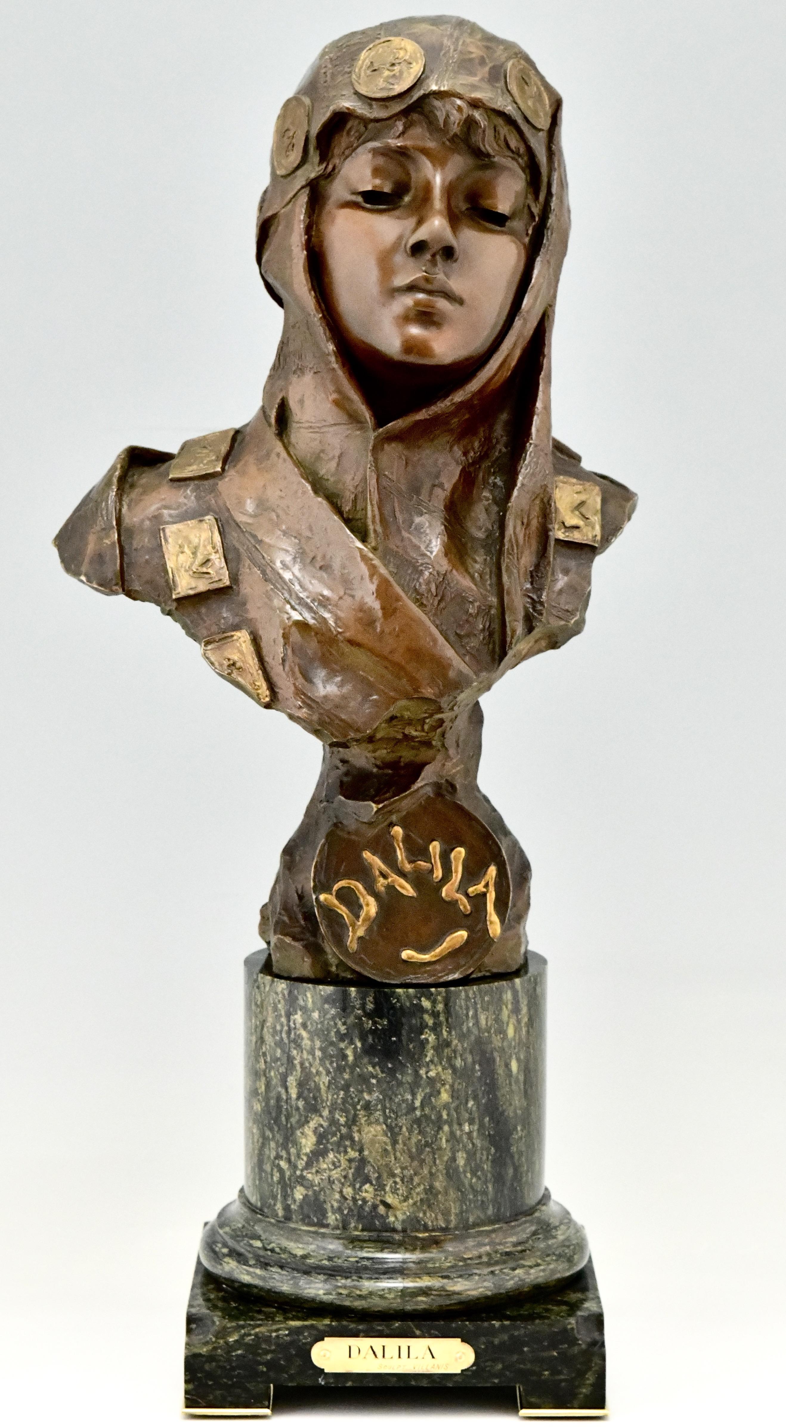 Sculpture en bronze Art nouveau, buste d'une dame orientale Dalila par l'artiste français Emmanuel Villanis. Patine multicolore sur une impressionnante base en marbre vers 1890. 1890 signé et avec le sceau de la fonderie.

La littérature
