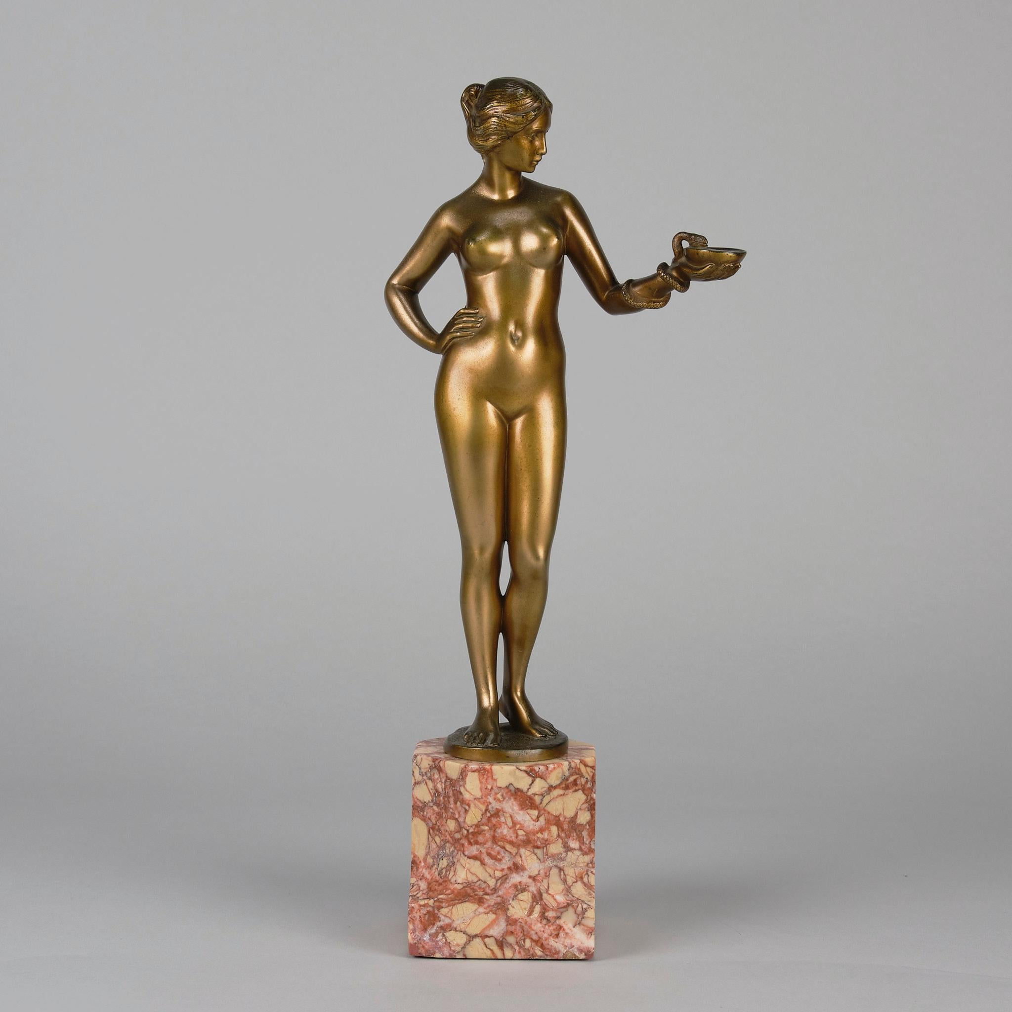 

Une très belle figure en bronze doré du début du 20e siècle représentant la célèbre Cléopâtre avec un serpent enroulé autour de son poignet, buvant dans un bol. Présentant une couleur fine et d'excellents détails de surface finis à la main, le
