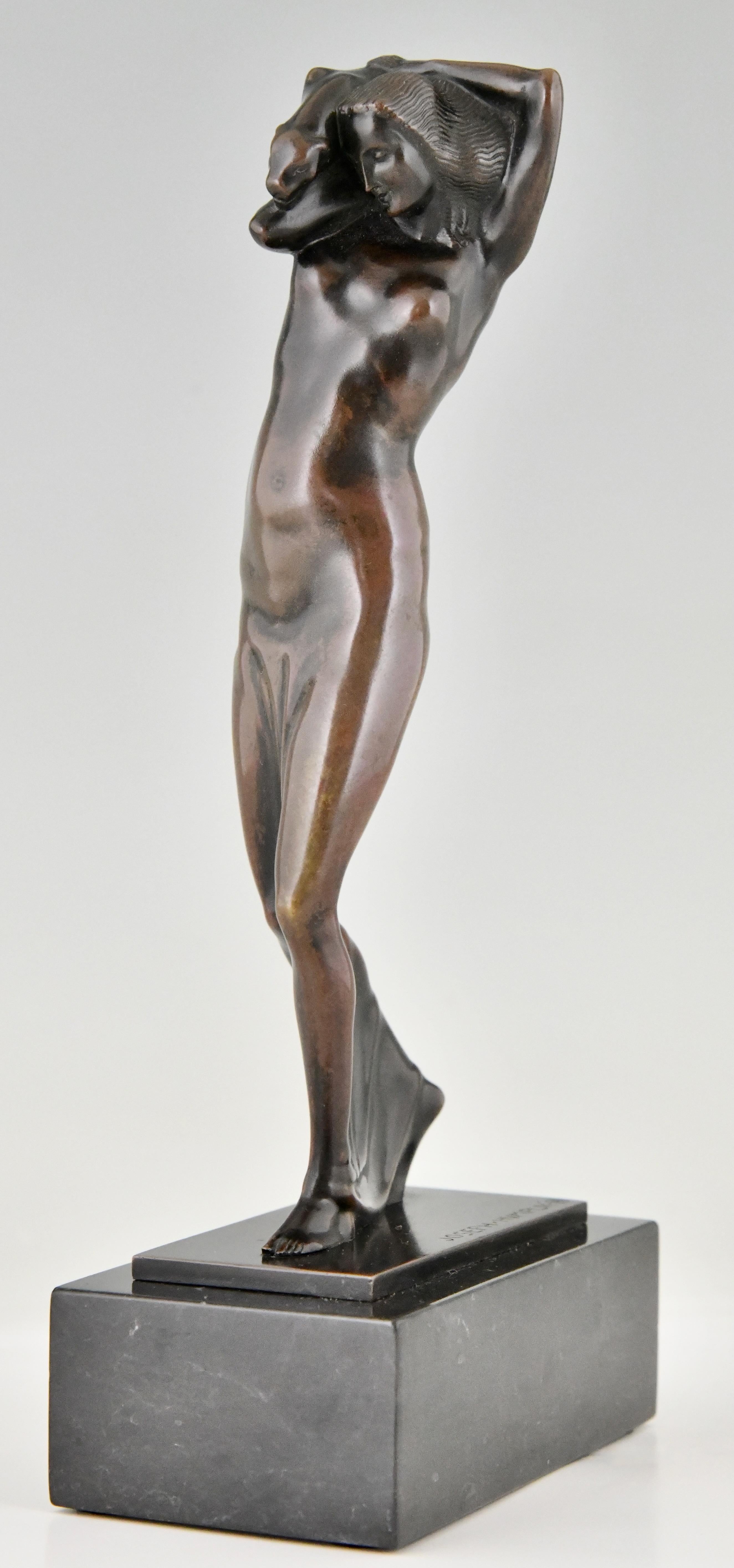 Sculpture en bronze Art Nouveau, dame avec panthère par Joseph Humplik
AR Fonderie Arthur Rubinstein, Vienne. 
Bronze patiné sur socle en marbre noir. 
Autriche 1910. 