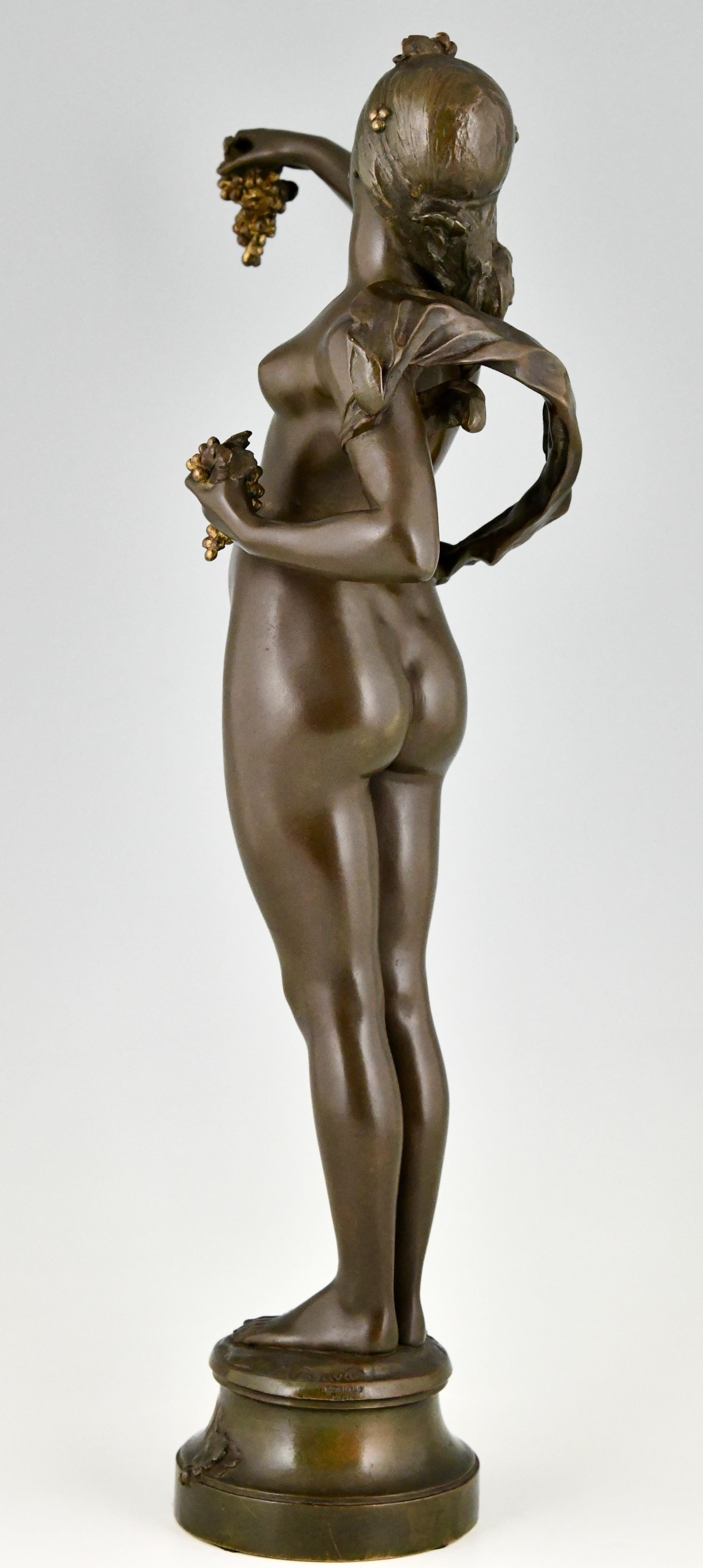 Art Nouveau Bronze Sculpture Nude with Grapes by Maurice Bouval, France, 1900 In Good Condition In Antwerp, BE