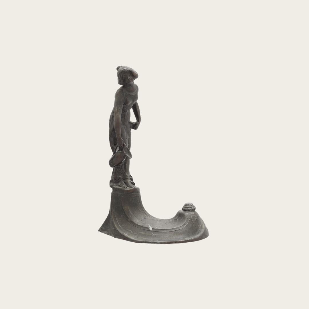 Questa scultura in bronzo svedese dei primi anni del 1900 raffigura una donna con un abito fluente in piedi su una scogliera. Il pezzo non è contrassegnato da un designer sconosciuto ed è in ottime condizioni.