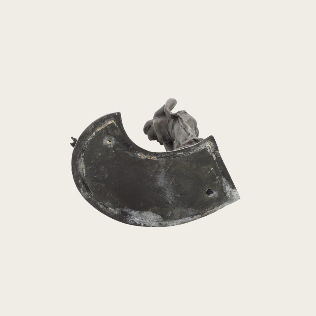 Inizio XX secolo Scultura in bronzo Art Nouveau di una donna con urna in vendita