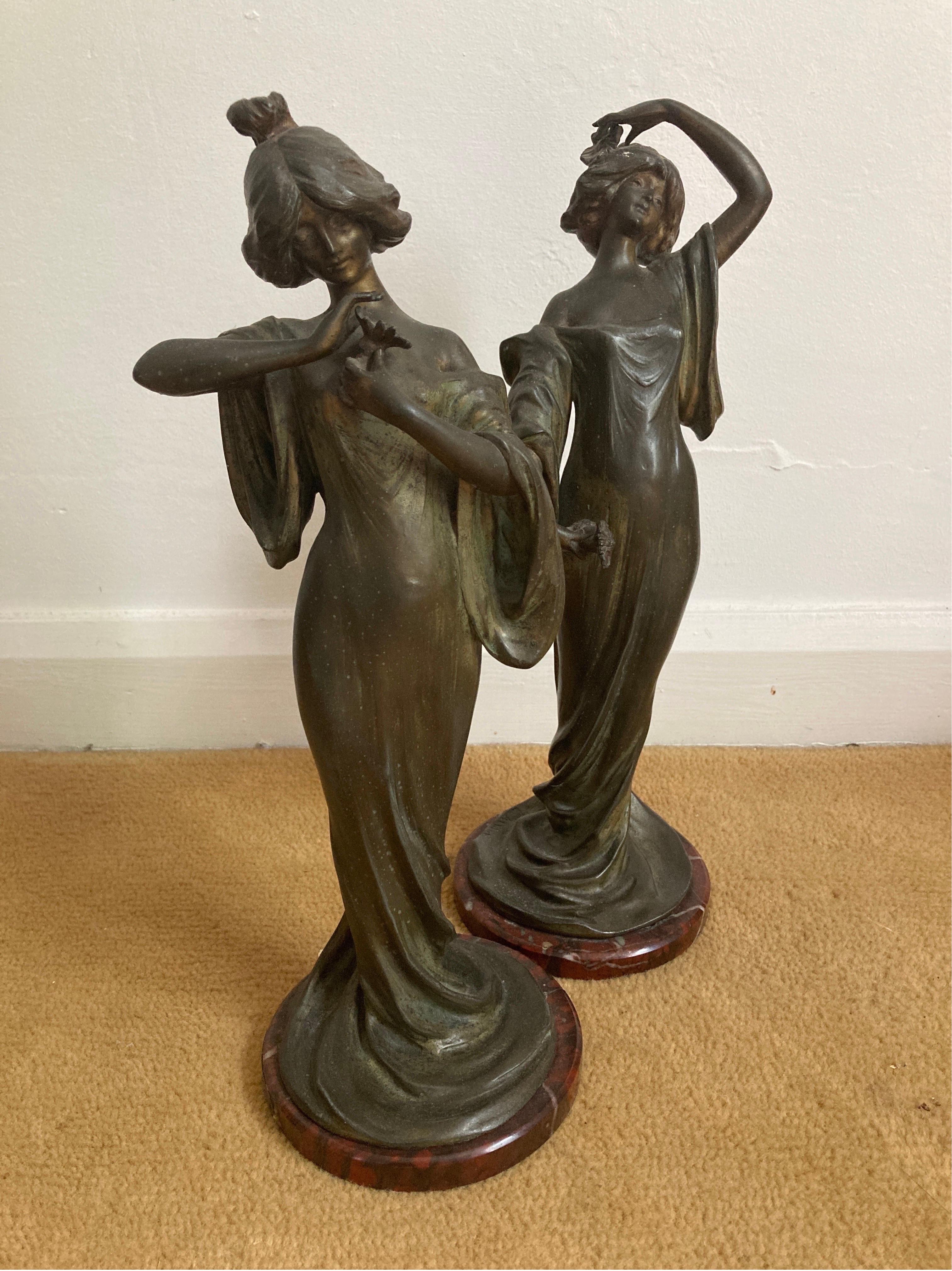 Deux sculptures figuratives Art Nouveau en bronze signées L.Alliot représentant des beautés debout. Chacun sur des bases en marbre rouge avec des plaques. Marqué Edelweiss, Par . L . Alliot.