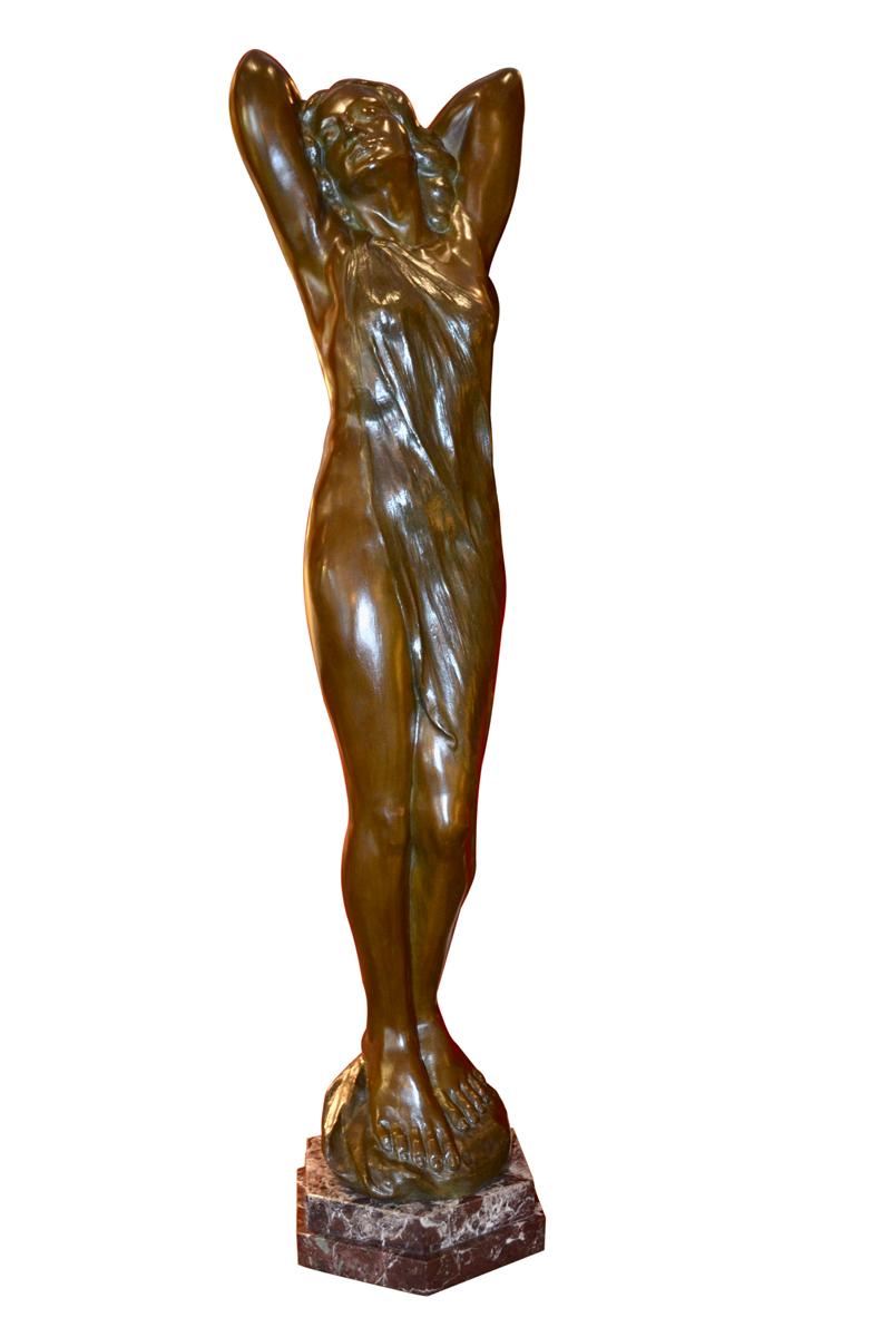 Belge Statue en bronze Art nouveau d'une femme nue légèrement drapée par Sylvain Norga en vente