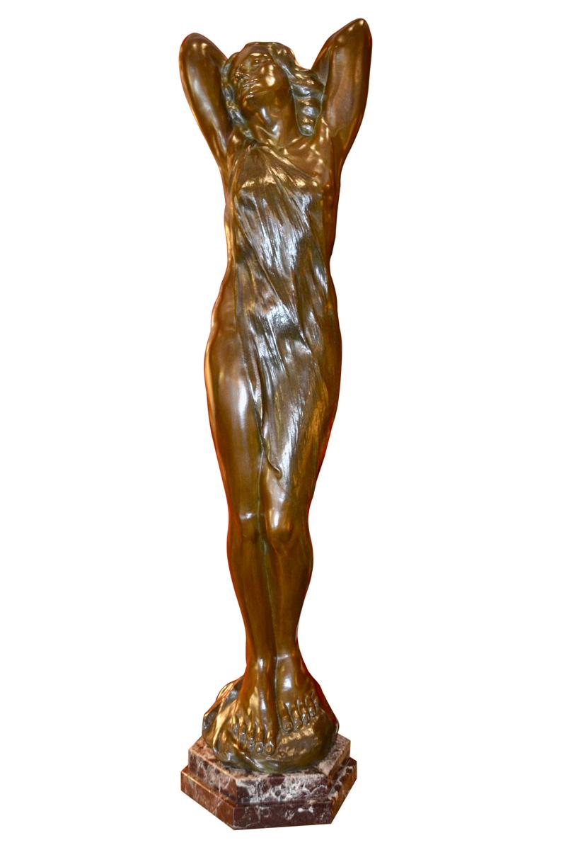 Sculpté à la main Statue en bronze Art nouveau d'une femme nue légèrement drapée par Sylvain Norga en vente