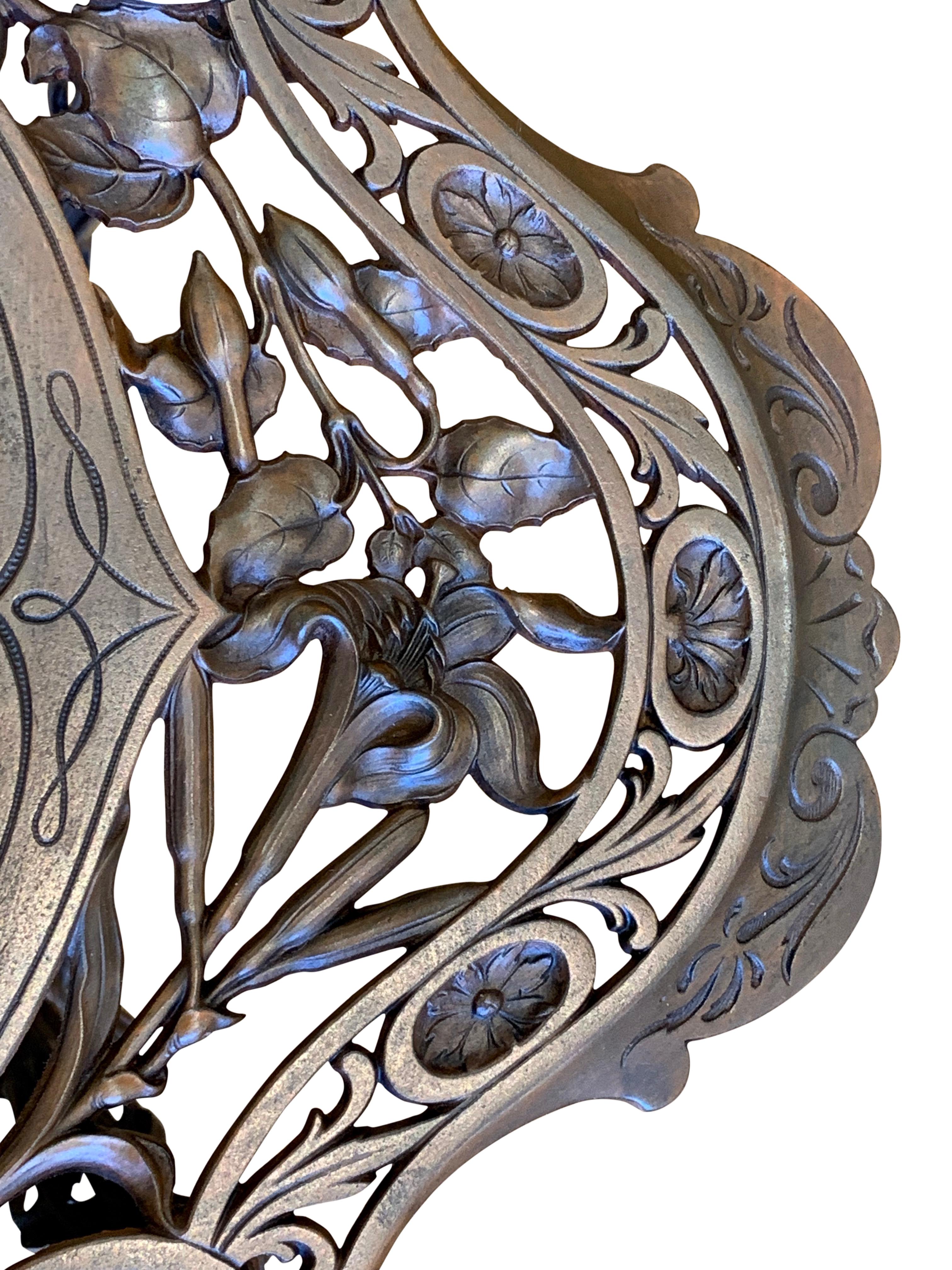 Allemand Table d'appoint Art Nouveau en fonte patinée et dorée en vente