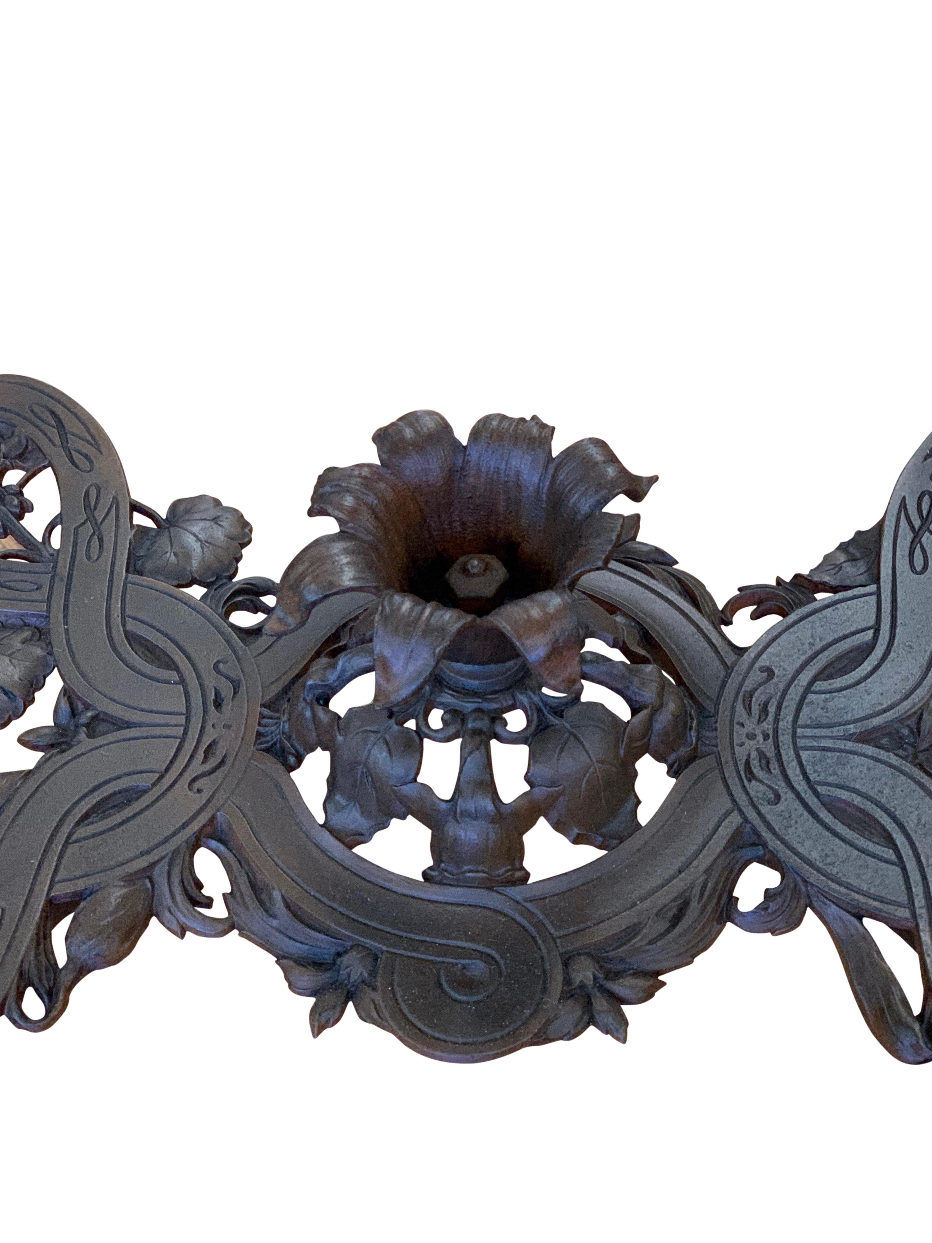 Table d'appoint Art Nouveau en fonte patinée et dorée Excellent état - En vente à Los Angeles, CA