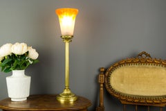 Jugendstil-Tischlampe aus Bronze mit orangefarbenem Glasschirm, signiert GV de Croismare