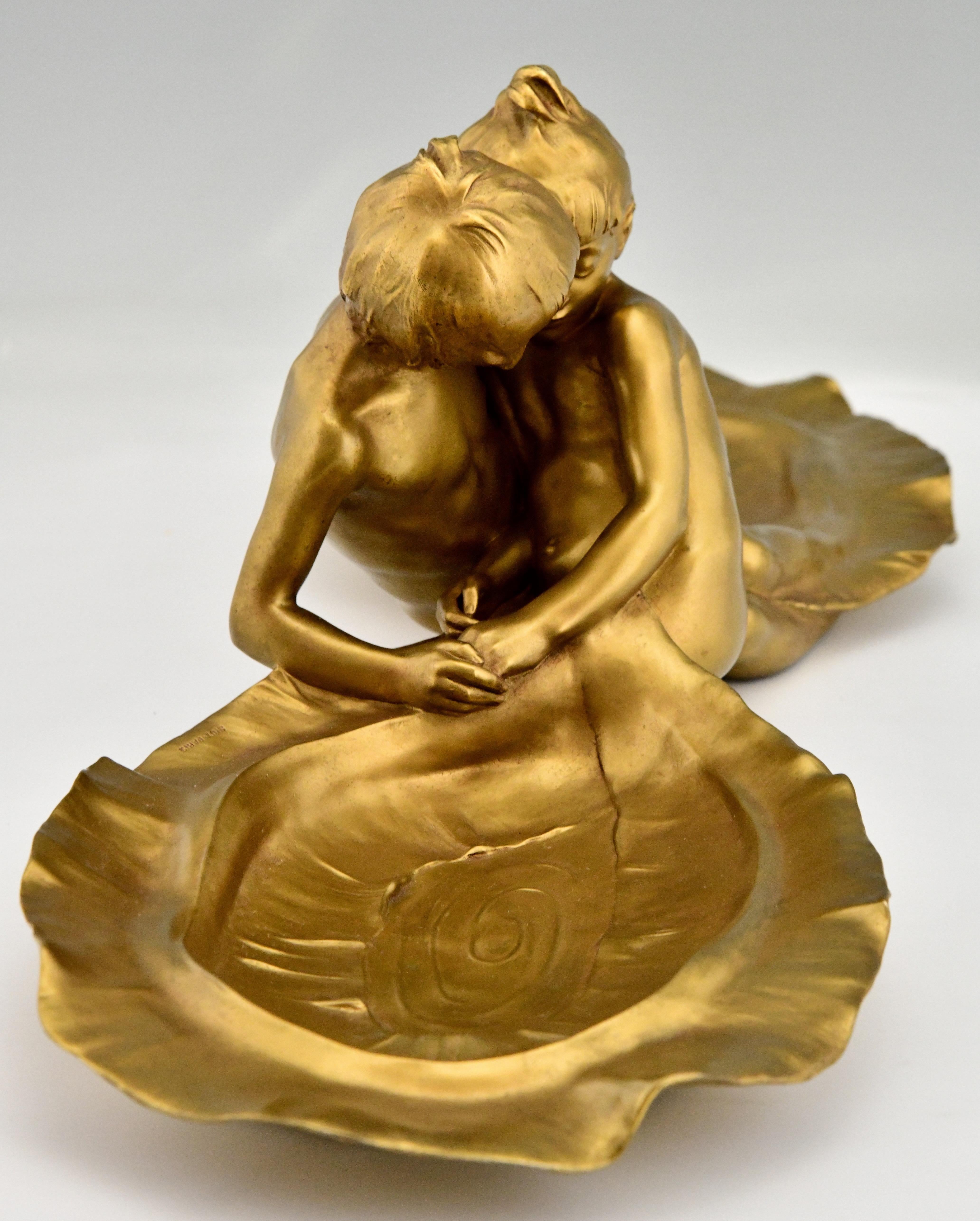 Art Nouveau Bronze Tray with Young Couple Kissing Max Blondat Soit Foundry, 1900 In Good Condition In Antwerp, BE