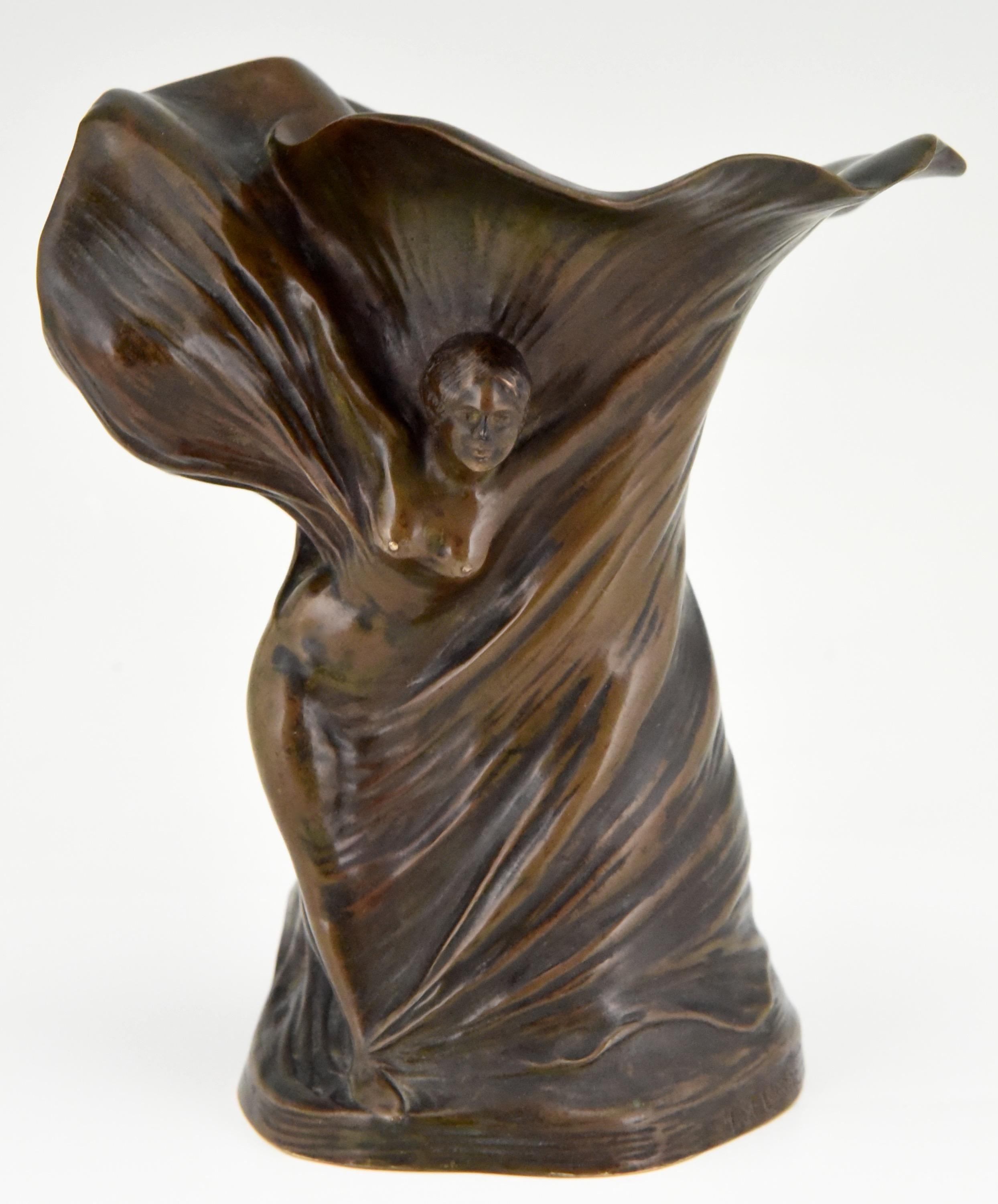 Beau vase Art Nouveau en bronze patiné représentant la célèbre danseuse Loïe Fuller. Le vase est signé par l'artiste Hans Stoltenberg Lerche (1867-1920) et porte la signature des fondateurs de Louchet:: France:: vers 1900. 

La littérature : 
Ce