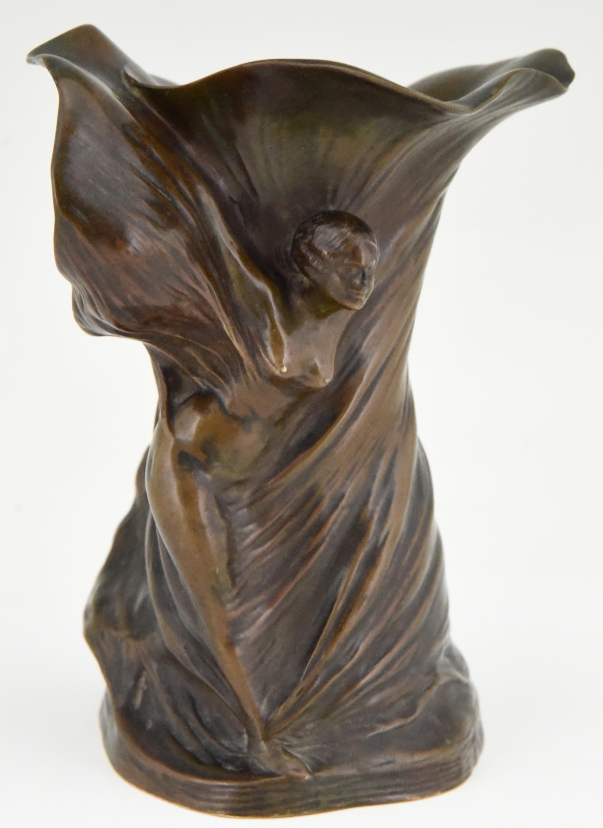 Français Vase en bronze Art nouveau représentant une danseuse Loïe Fuller Hans Stoltenberg Lerche:: 1900