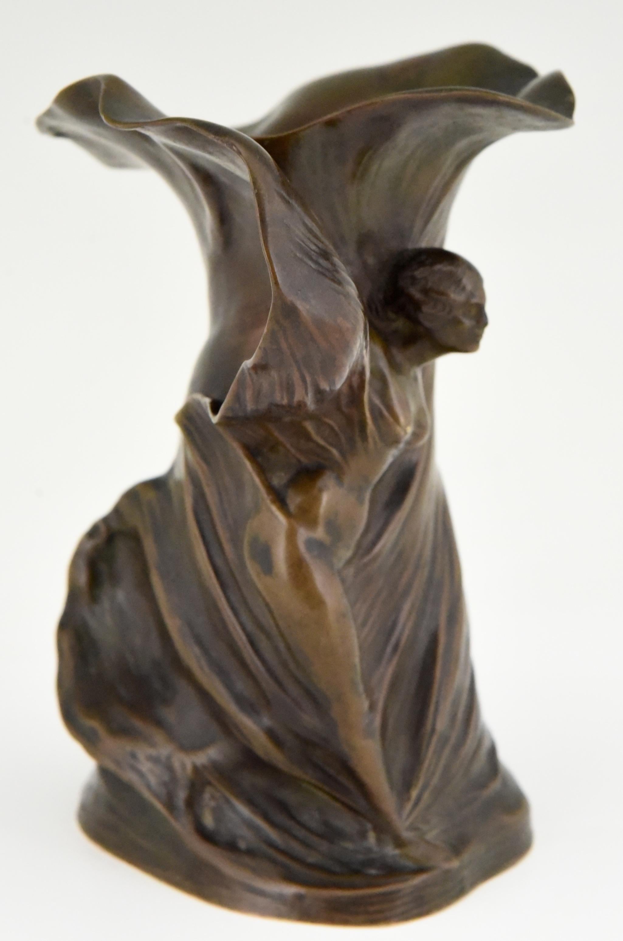 Patiné Vase en bronze Art nouveau représentant une danseuse Loïe Fuller Hans Stoltenberg Lerche:: 1900