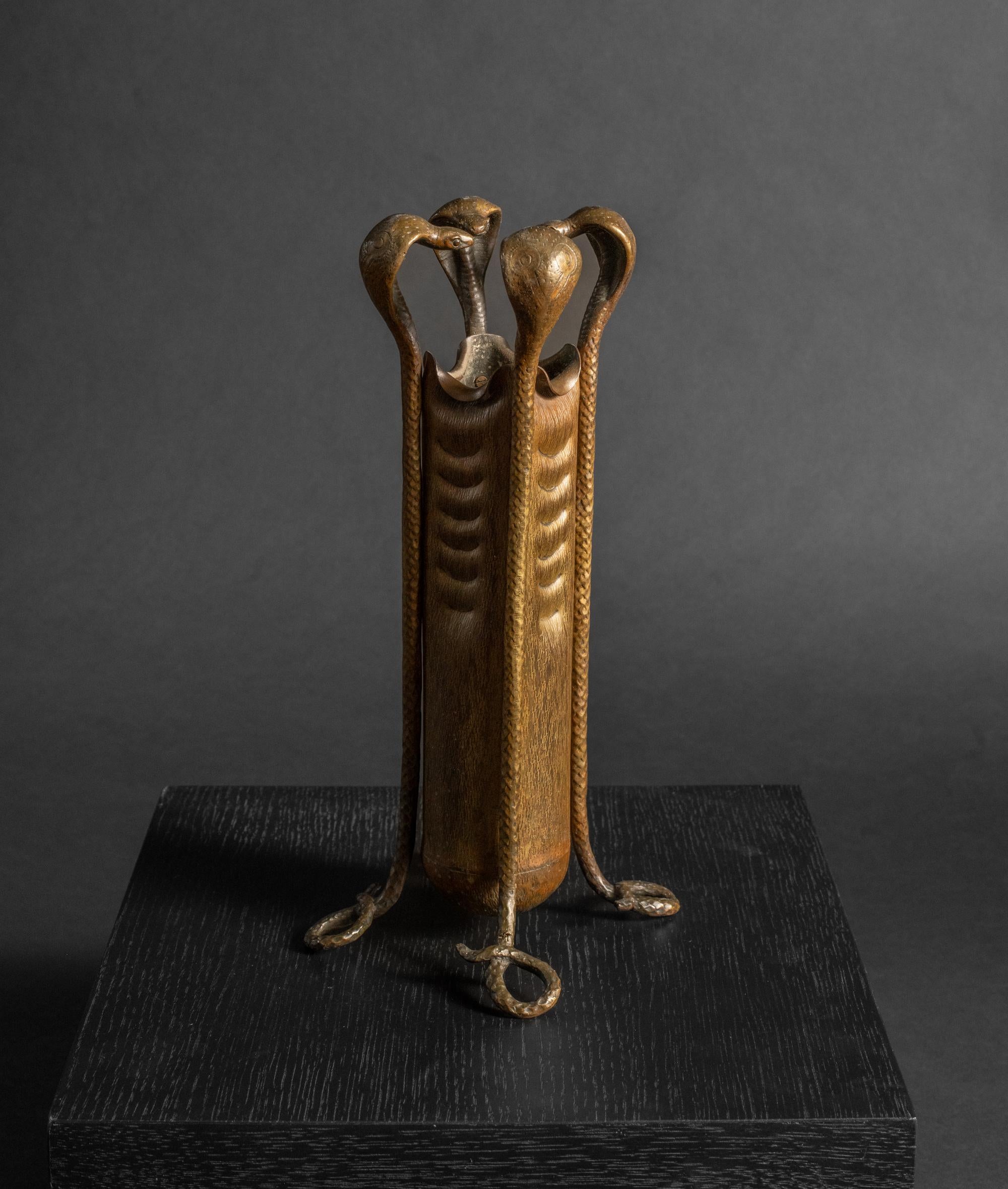 Austriaco Vaso in bronzo Art Nouveau con cobra di un favoloso artista austriaco sconosciuto in vendita