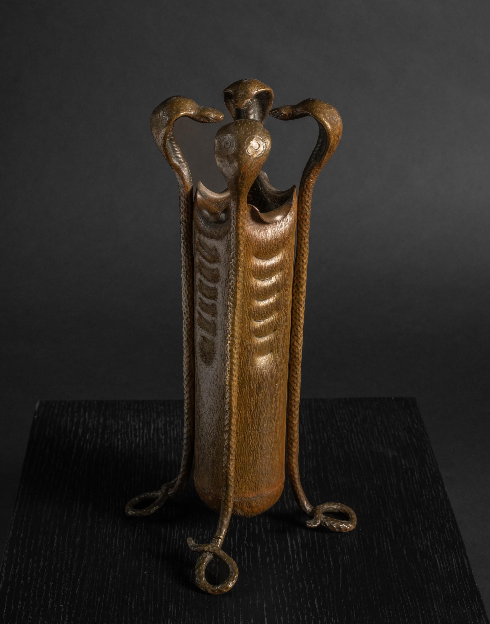 Smaltato Vaso in bronzo Art Nouveau con cobra di un favoloso artista austriaco sconosciuto in vendita