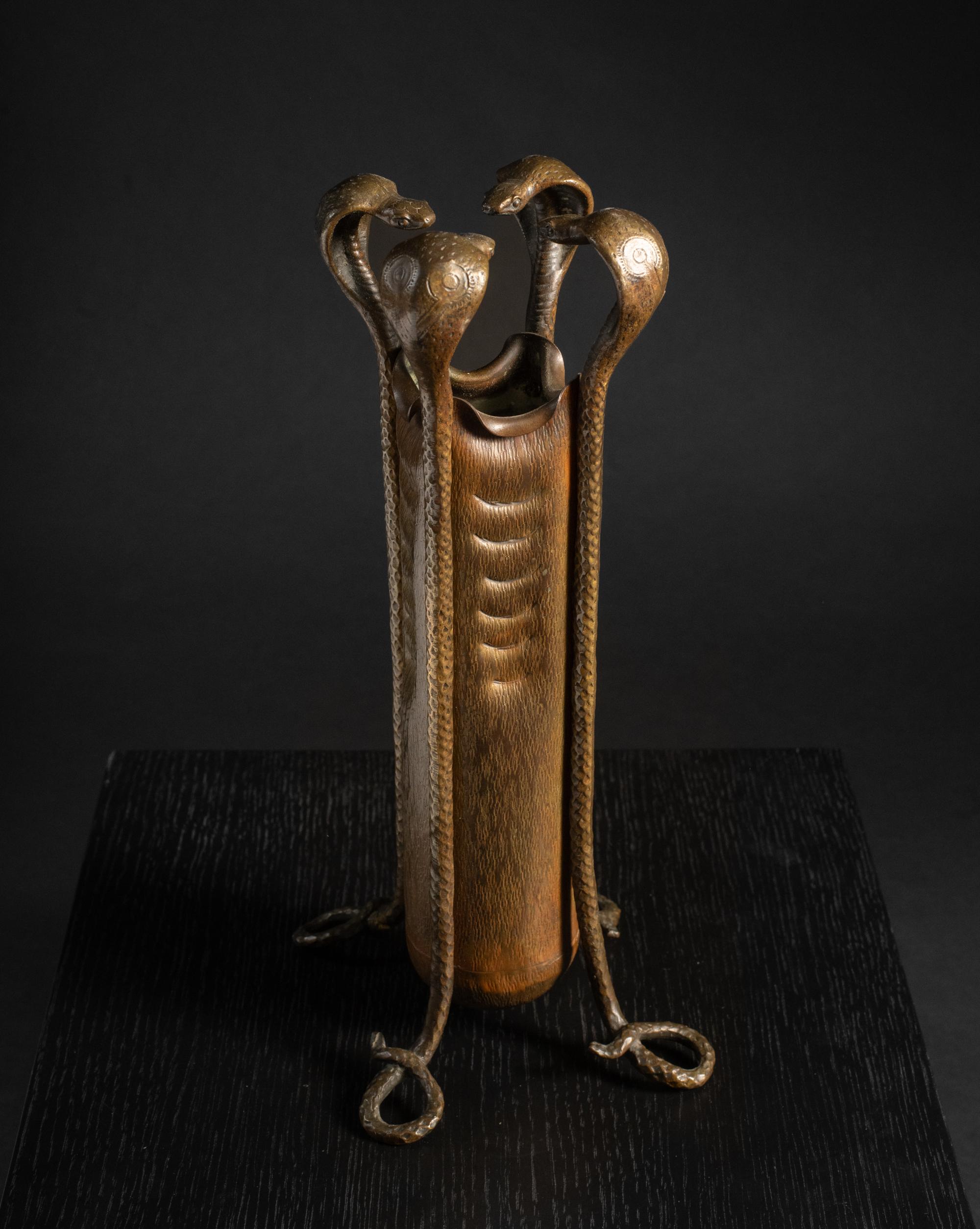 Vaso in bronzo Art Nouveau con cobra di un favoloso artista austriaco sconosciuto In condizioni buone in vendita a Chicago, US