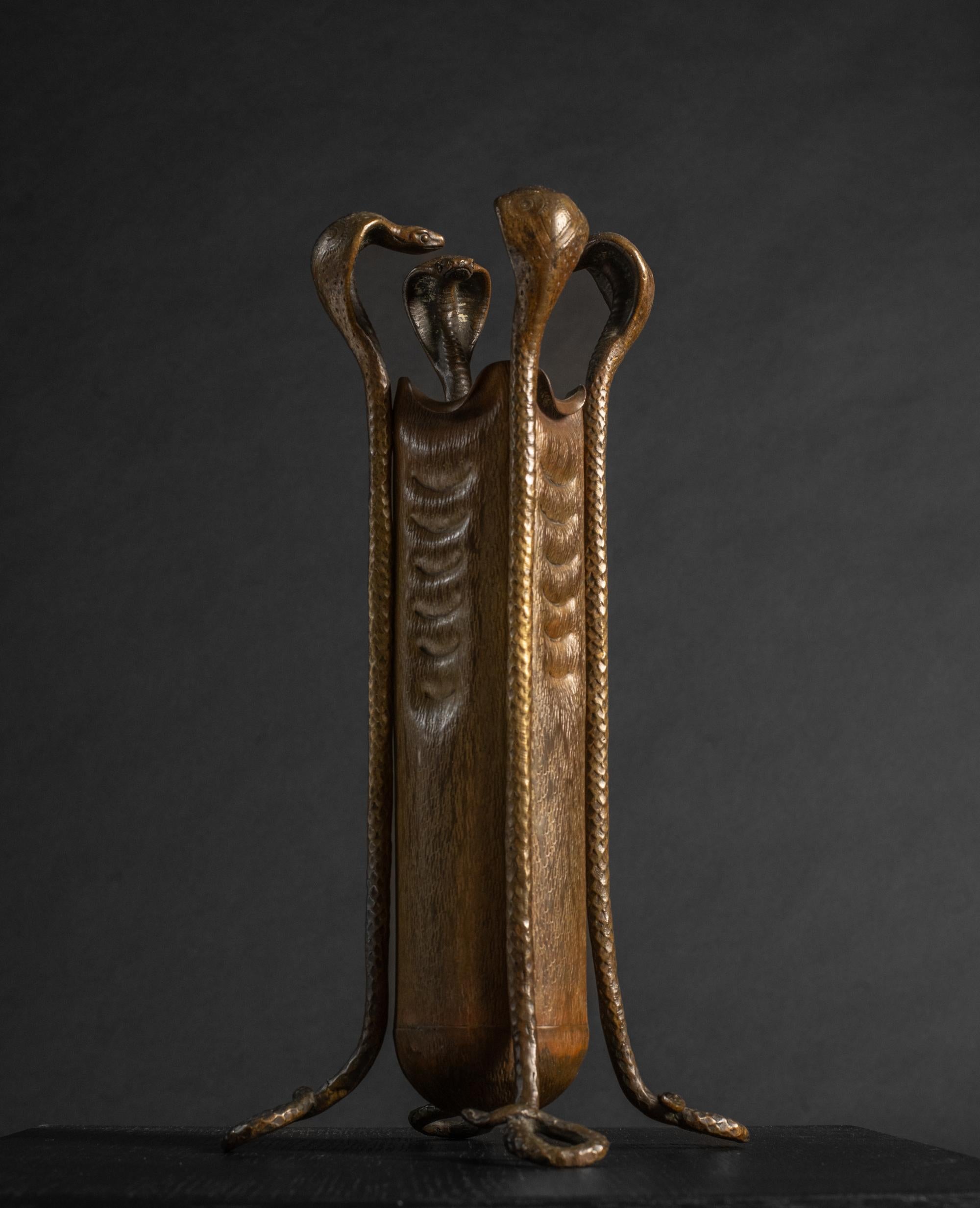 Inizio XX secolo Vaso in bronzo Art Nouveau con cobra di un favoloso artista austriaco sconosciuto in vendita