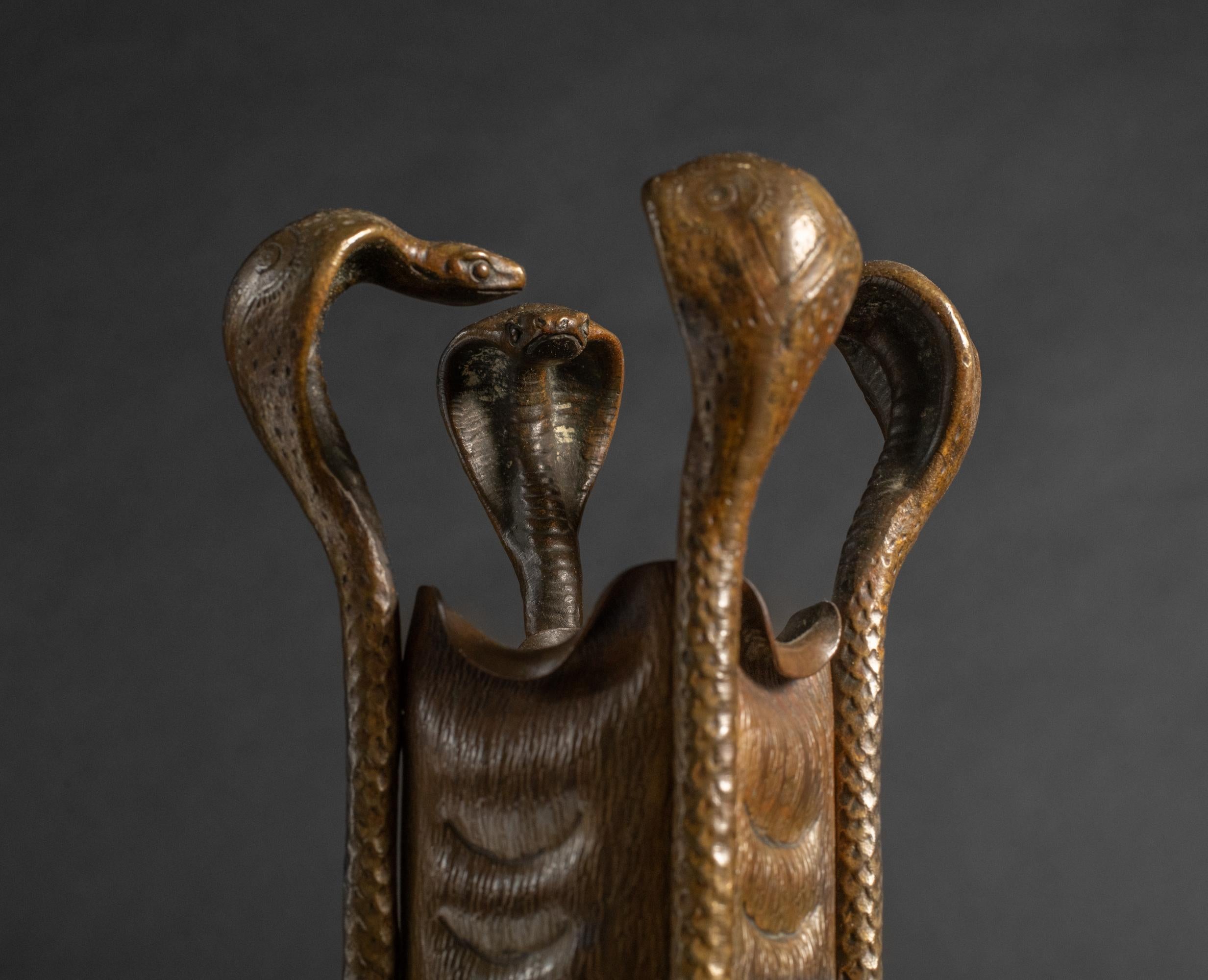 Vaso in bronzo Art Nouveau con cobra di un favoloso artista austriaco sconosciuto in vendita 1