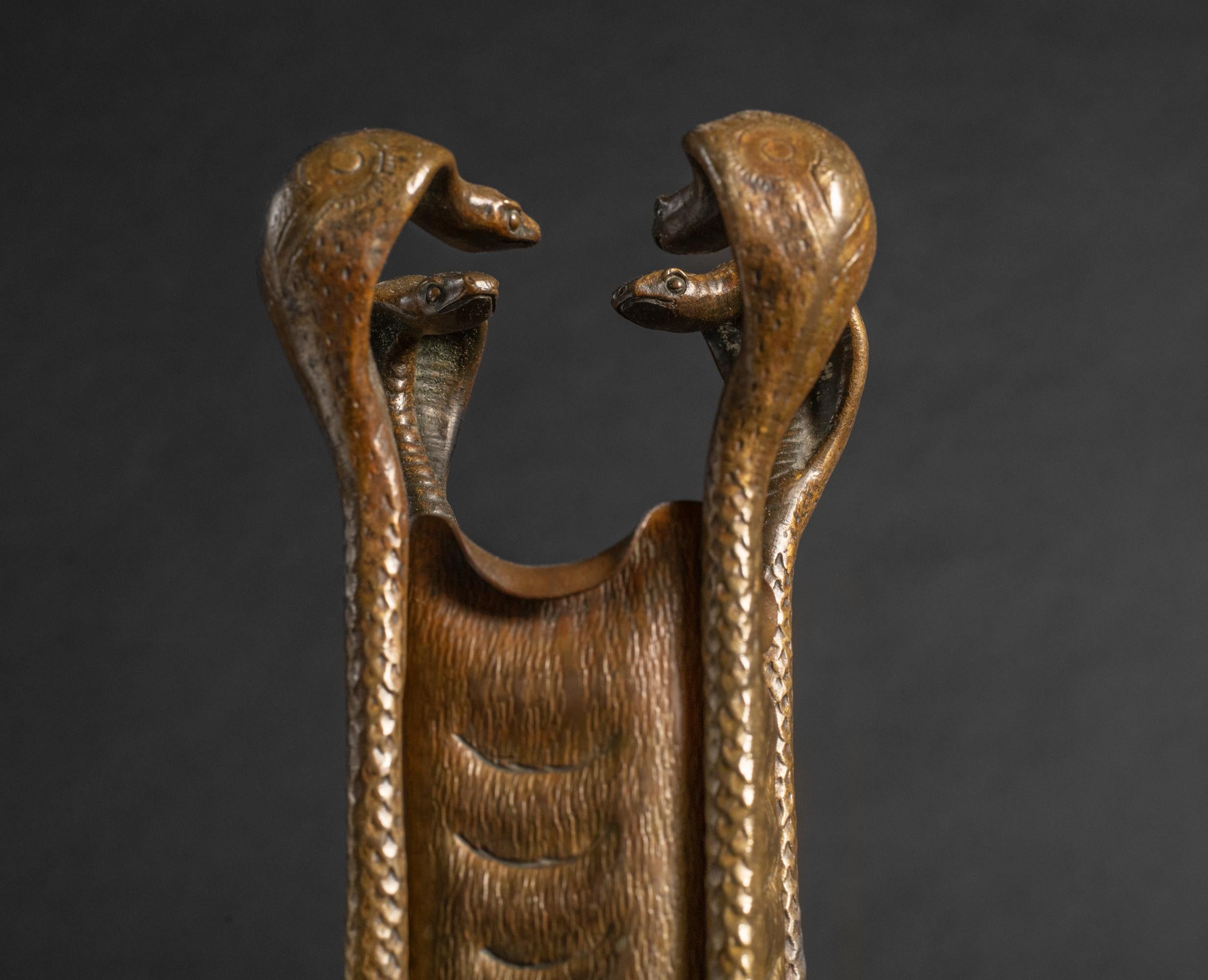 Vaso in bronzo Art Nouveau con cobra di un favoloso artista austriaco sconosciuto in vendita 2