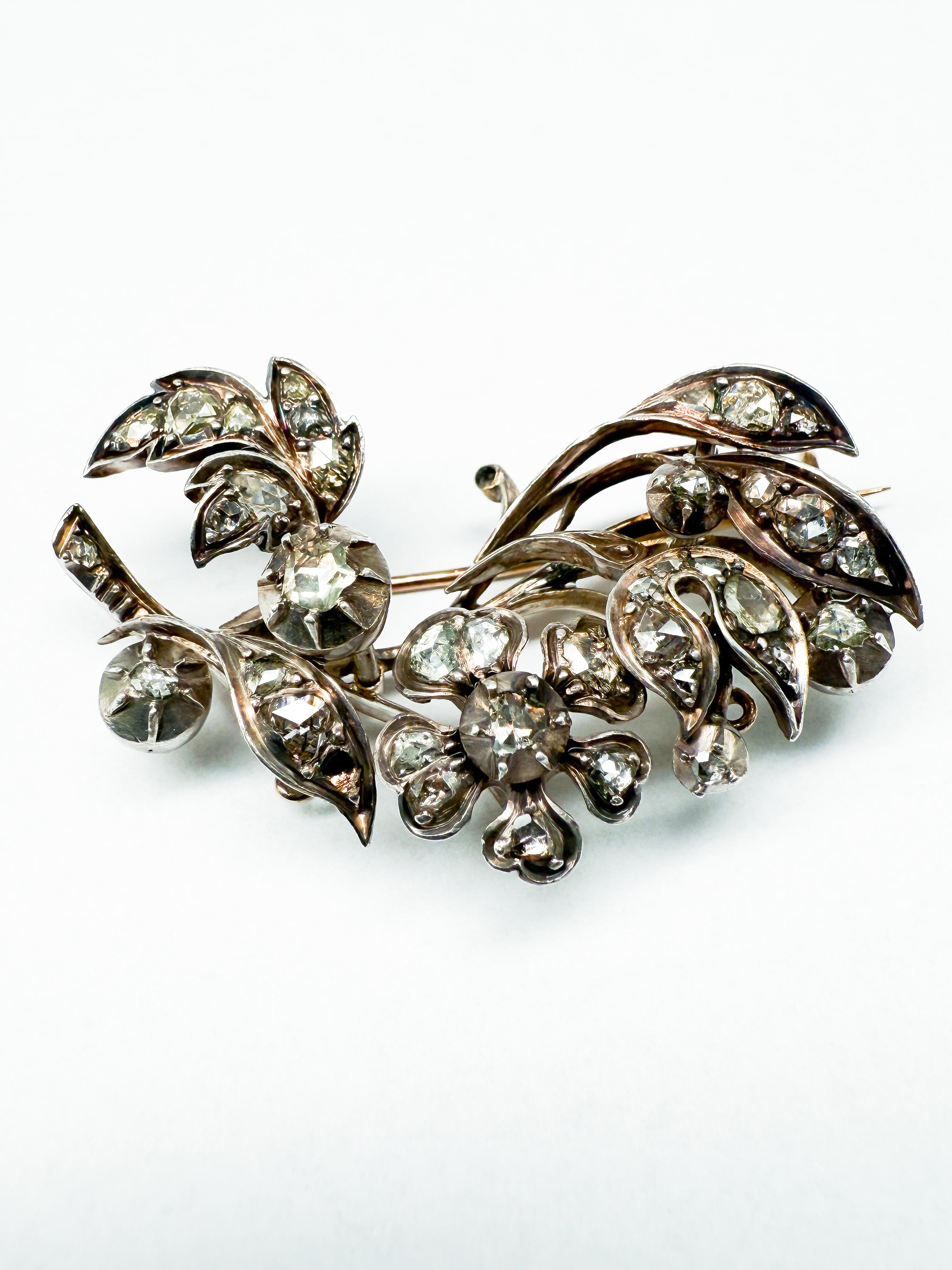 Broche Art Nouveau - Design floral en or et argent avec diamant

Entrez dans un monde d'élégance intemporelle avec cette exquise broche Art nouveau, qui allie magistralement légèreté florale et sophistication artisanale. Cette pièce ancienne est en