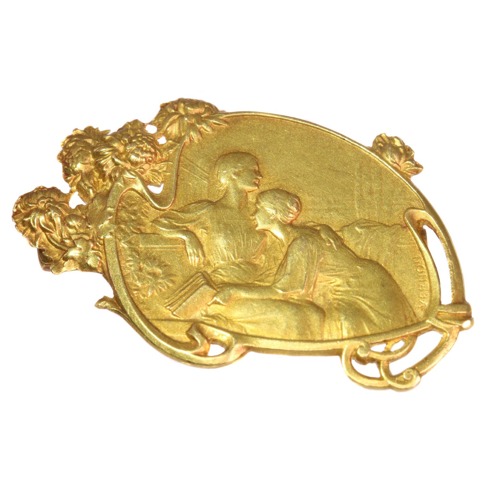 As the established craftsman Vernon is, he must have constructed the idyllic scenery of this 18K yellow gold French Art Nouveau brooch fully out of symbols. On the background, we notice cypresses as a symbol of mourning. On the front, we believe to