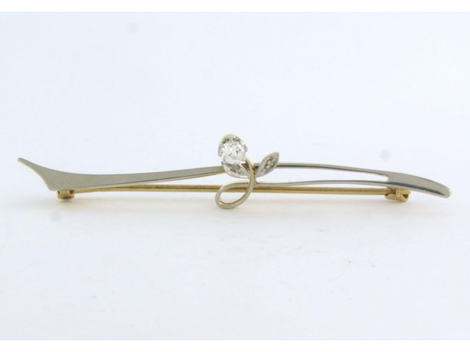 14k bicolor gold brooch set with old mine cut and rose cut diamonds. 0.15ct - F/G - SI

detailed description:

The size of the brooch is 5.5 cm long by 9.8 mm high

weight: 3.5 grams

Occupied with :

- 1 x 3.1 mm old mine cut diamond, approximately