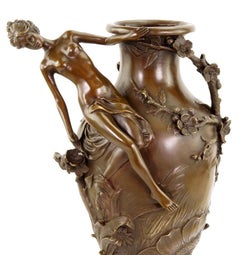 Vase Art Nouveau en bronze patiné brun