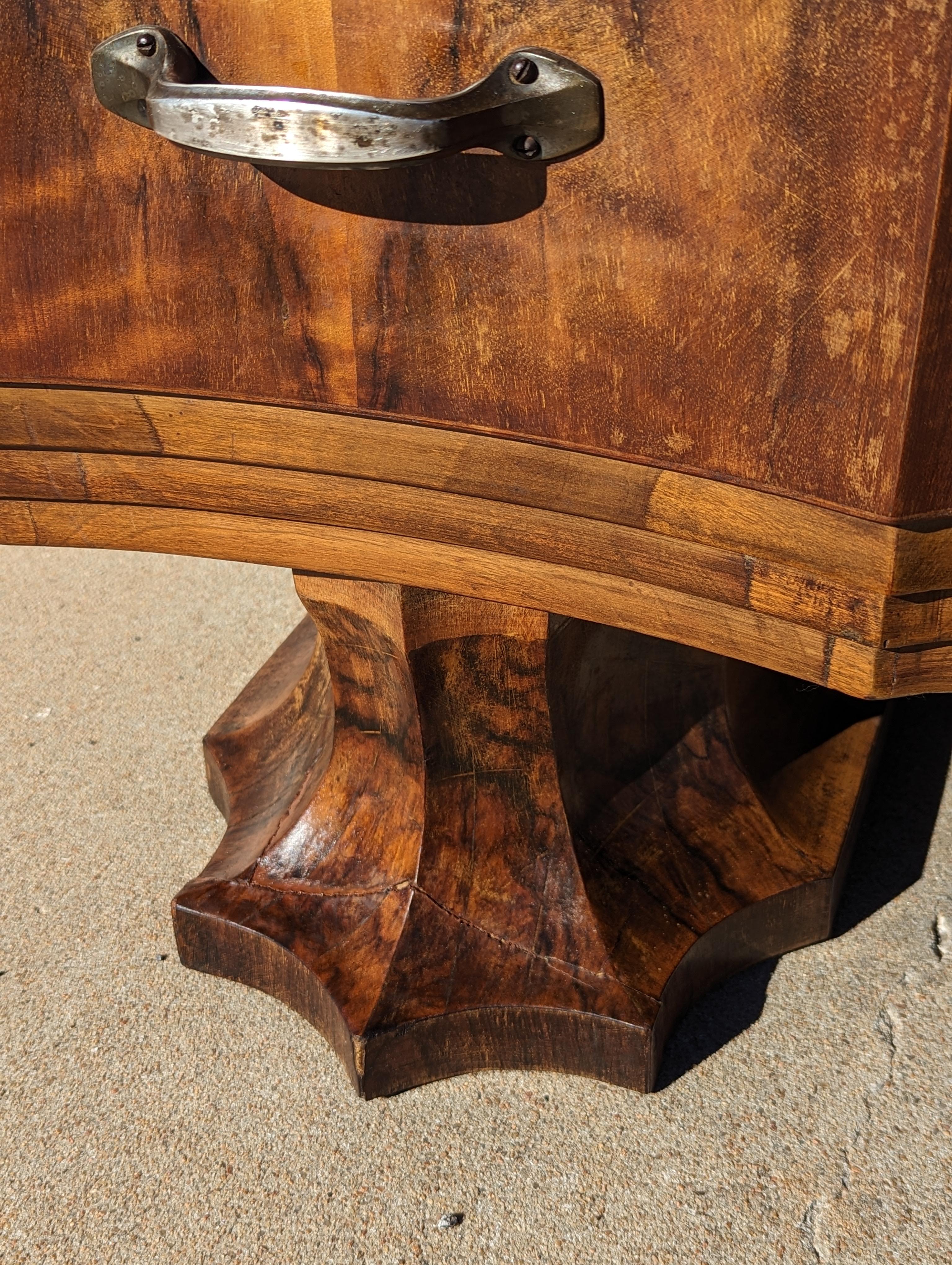 Armoire Art Nouveau en bois de bourgogne  Bon état - En vente à Tulsa, OK