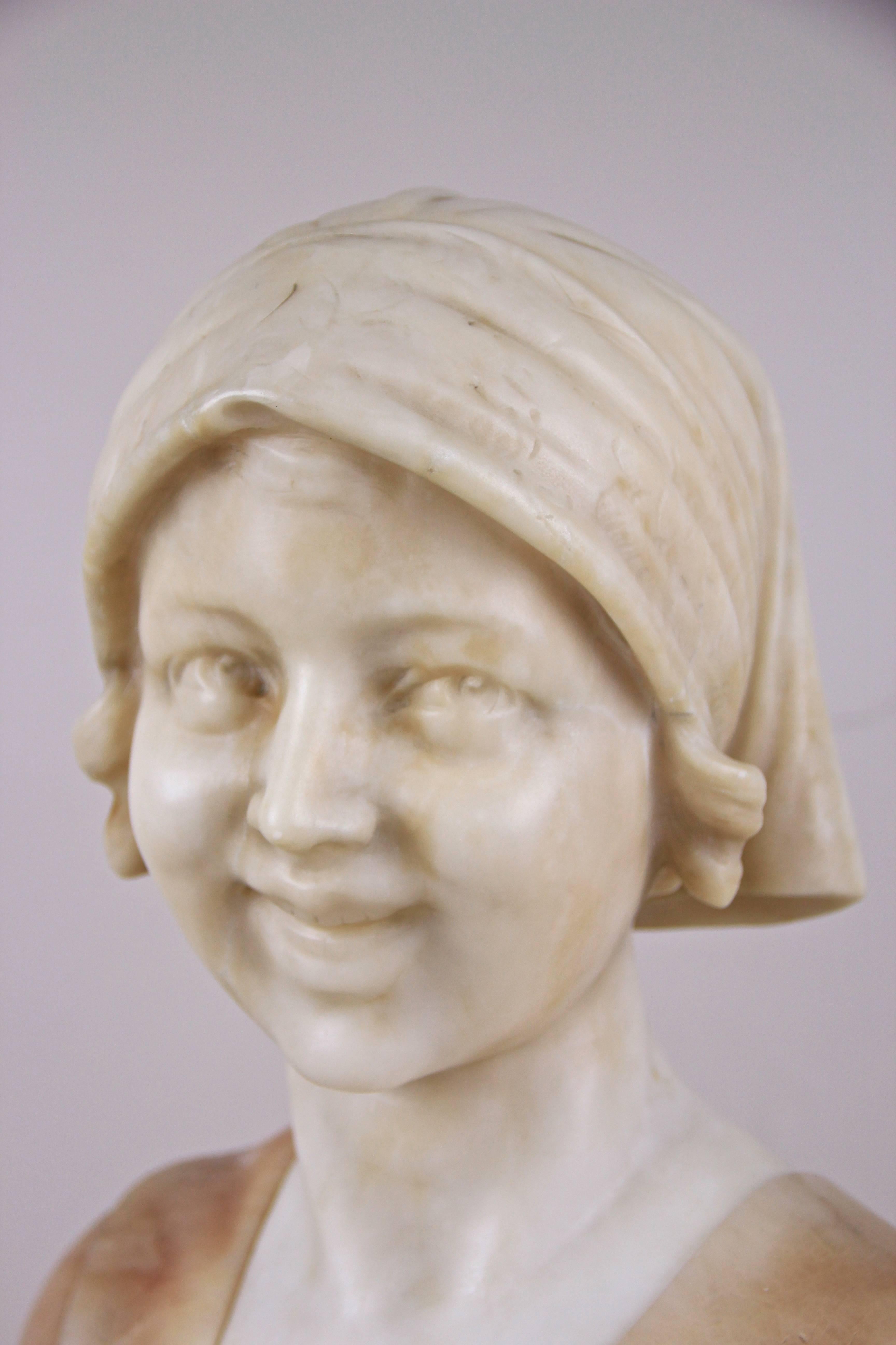 Hübsche Jugendstilbüste einer jungen Frau, hergestellt in Italien zu Beginn des 20. Jahrhunderts. Aus feinem Alabaster gearbeitet, legte der Bildhauer größten Wert auf die Details. Achten Sie einfach auf die Mimik - sie sieht sehr realistisch aus.