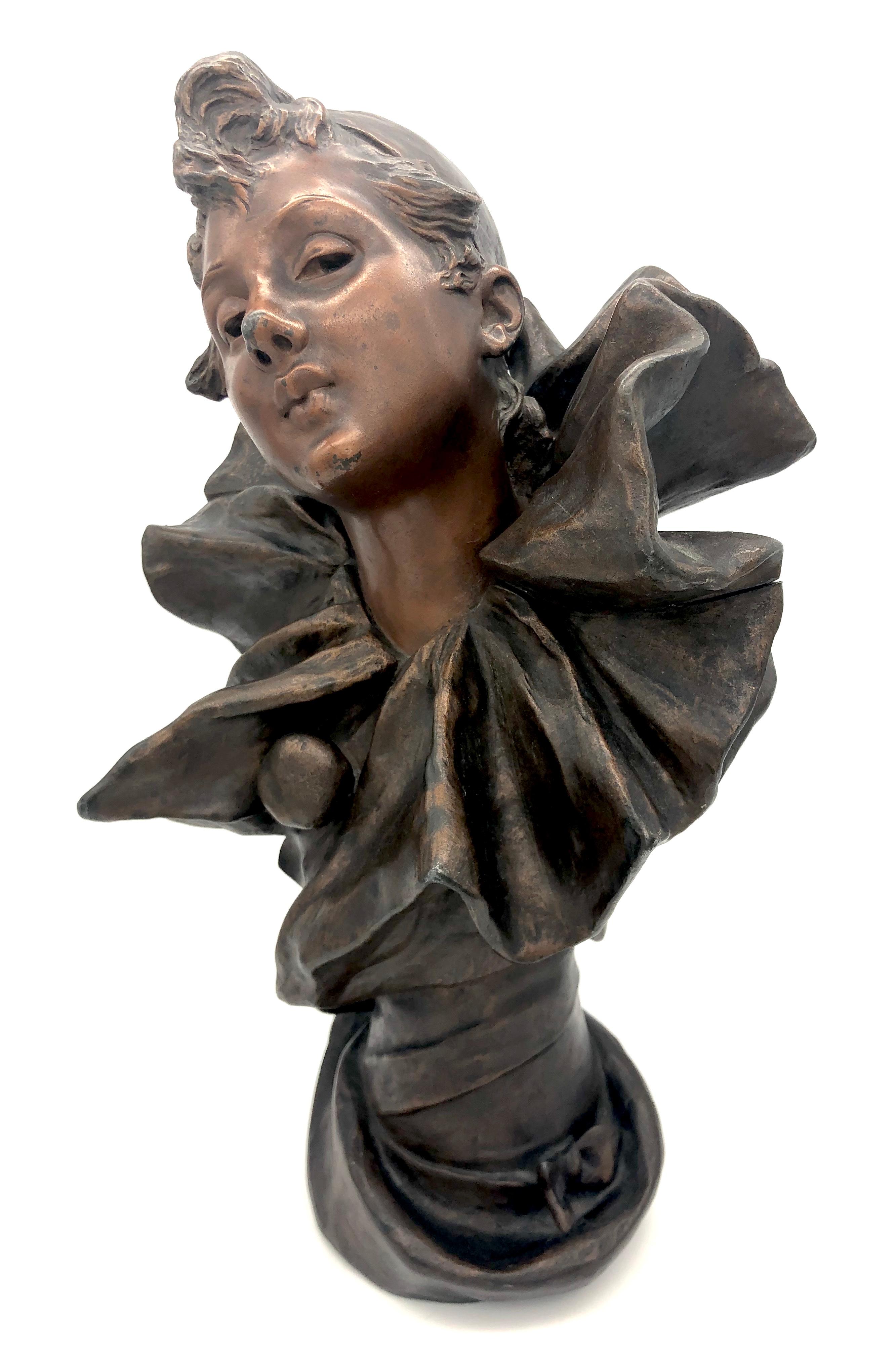 Dieser wunderbare, ausdrucksstarke Abguss einer Pierrette, eines weiblichen Pierrots. Wurde in Frankreich im letzten Jahrzehnt des 19. Jahrhunderts hingerichtet.
Die Skulptur ist mit R. Allard signiert.