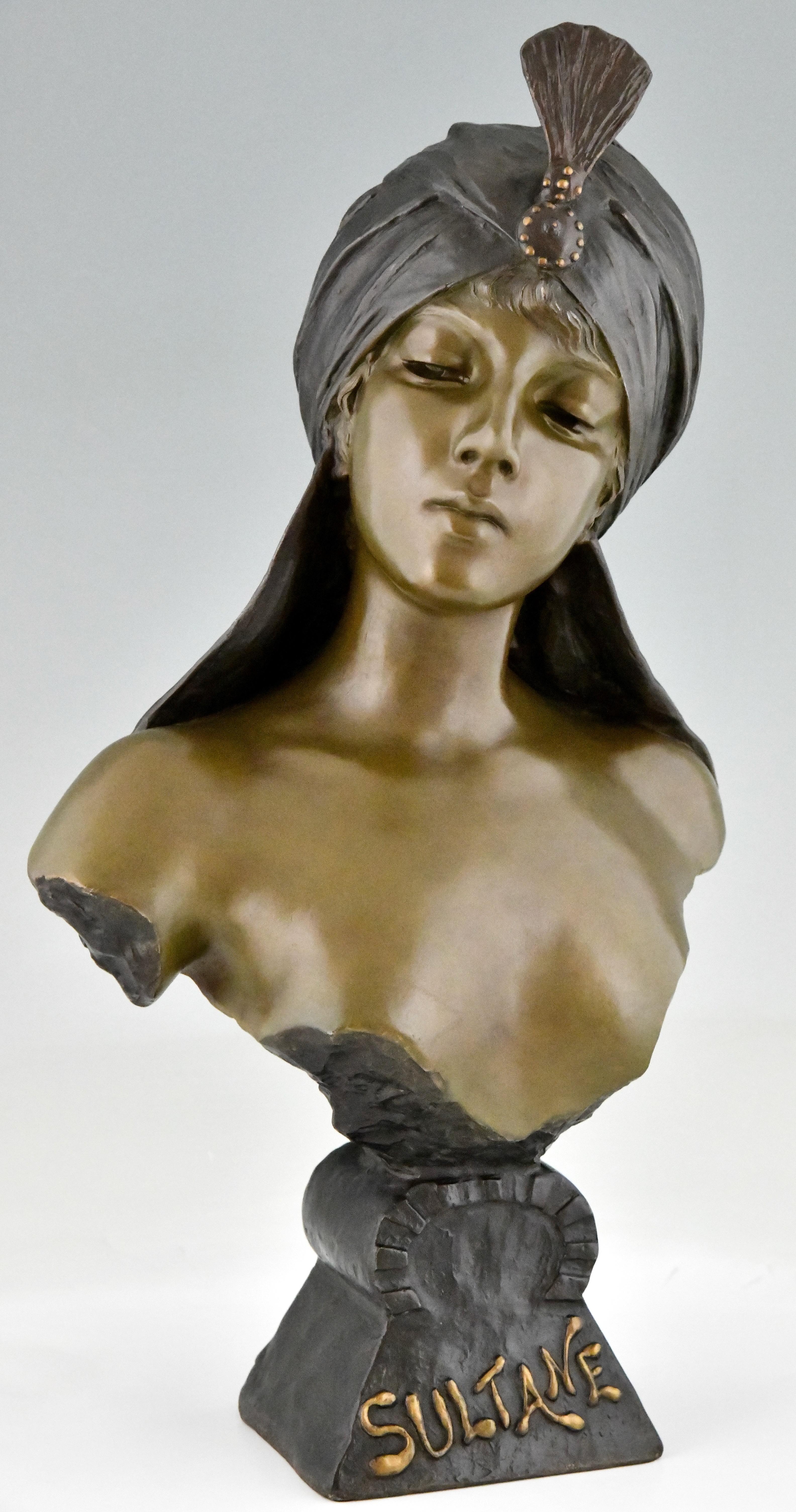 Jugendstil Büste einer Frau Sultane signiert von Emmanuel Villanis.
Kunstmetall, kalt lackierte Patina.  
Frankreich 1890. 
Literatur:
Emmanuel Villanis, un sculpteur art nouveau, Pascal Launay, Thélès.
Emmanuel Villanis, Josje Hortulanus- de Mik.