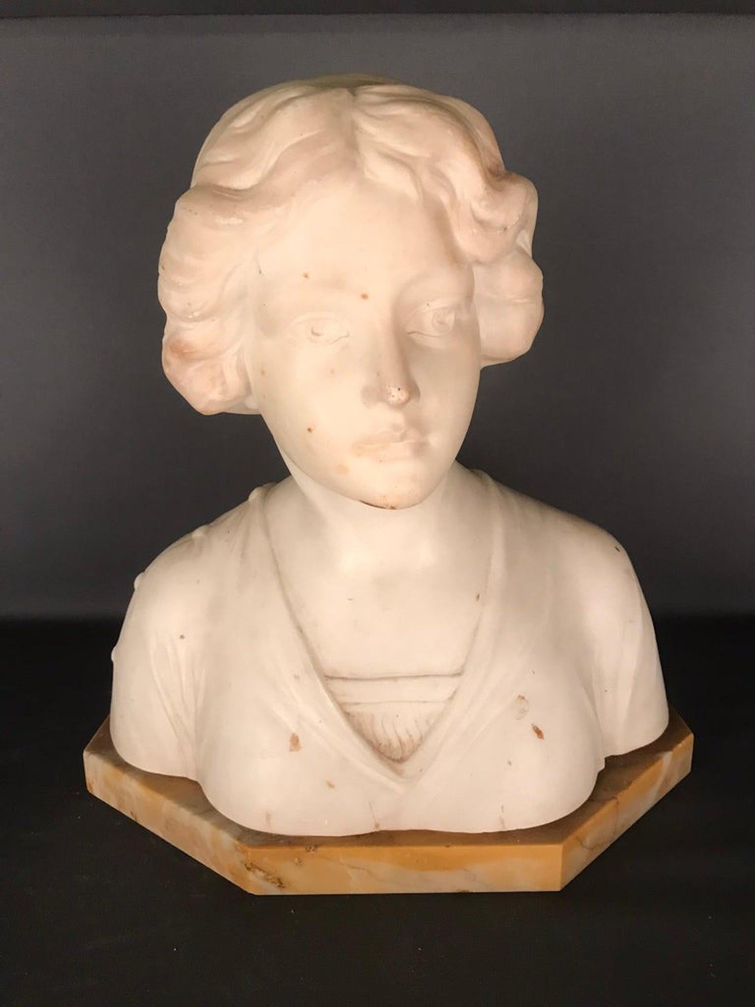 -Busto in stile Art Nouveau
- Alabasta con piedistallo in marmo
- Firmato latour
- Buone condizioni