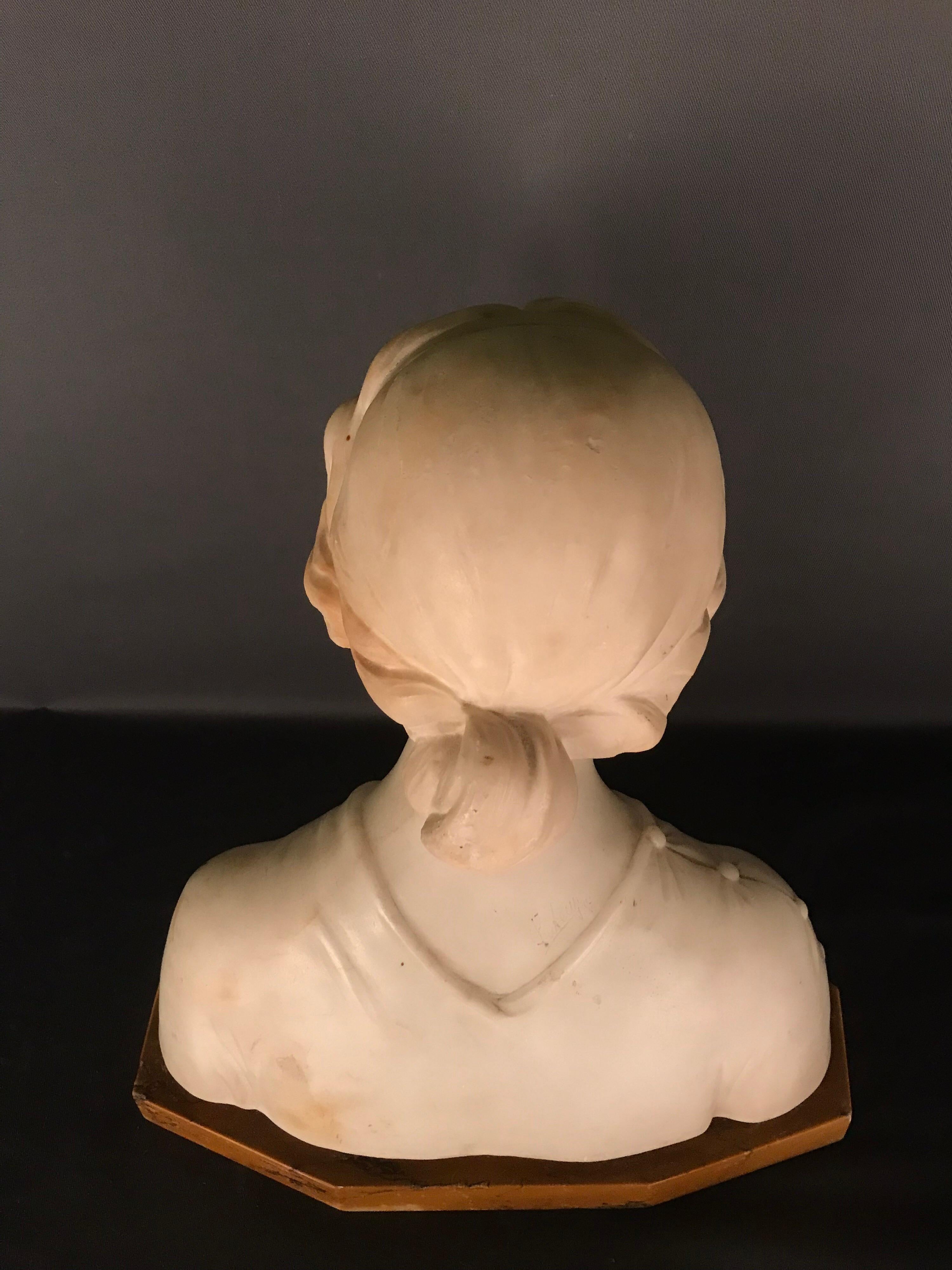 Français Buste d'une jeune femme sculptée Latour 1900