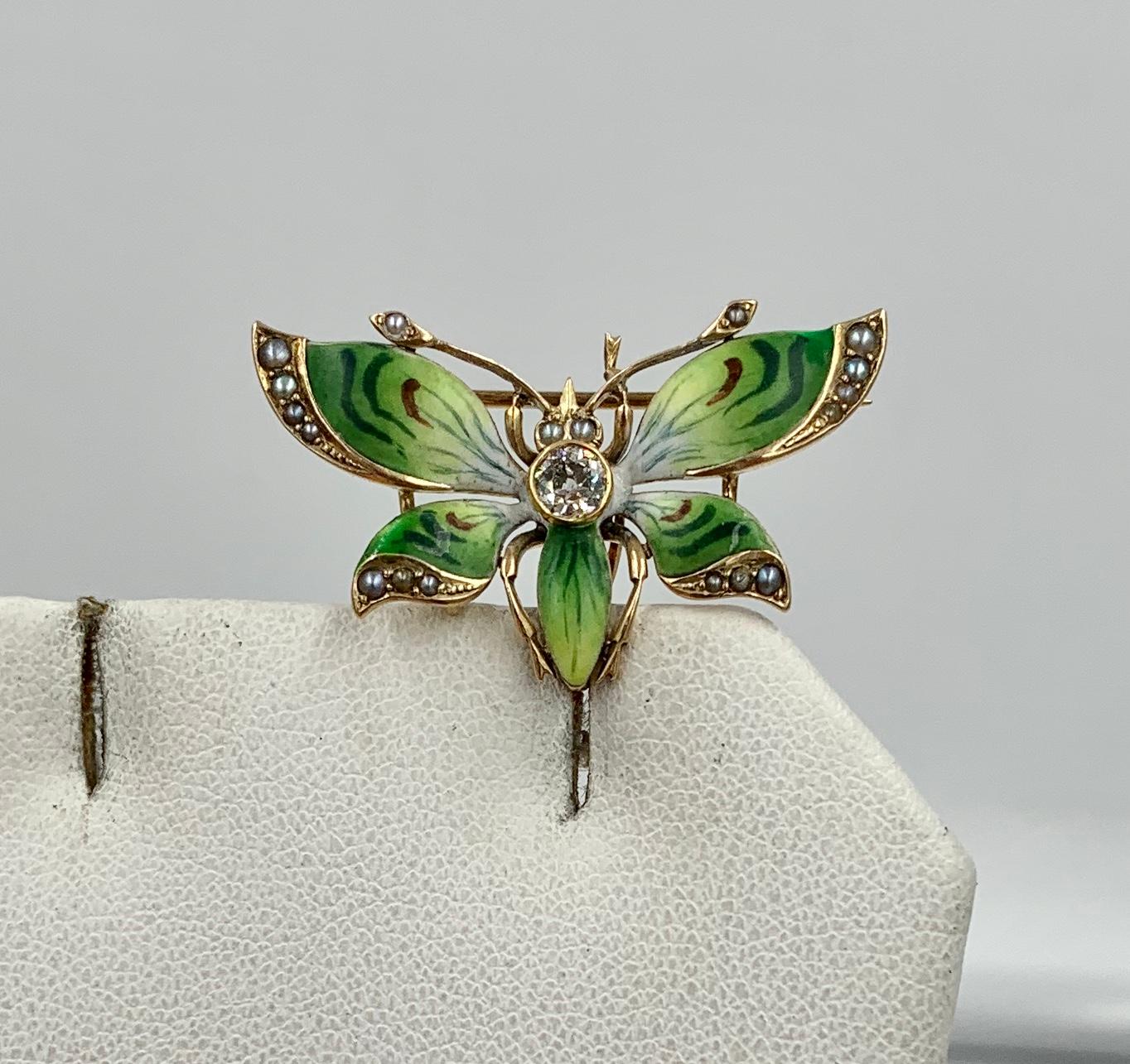 Magnifique et rare pendentif broche Art Nouveau en forme de papillon.  Le magnifique papillon est en or 14 carats. 
Il est serti d'un magnifique diamant central taillé à l'ancienne d'environ 0,20 carats.  Le diamant est tout simplement magnifique - 