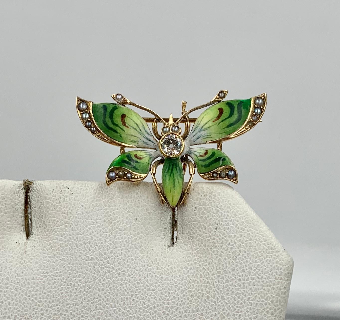 Un meraviglioso e raro ciondolo a spilla in stile Art Nouveau a forma di farfalla.  La magnifica farfalla è in oro 14 carati. 
Al centro è incastonato uno splendido Diamonds Mine Cut di circa 0,20 carati.  Il diamante è semplicemente stupendo -. 