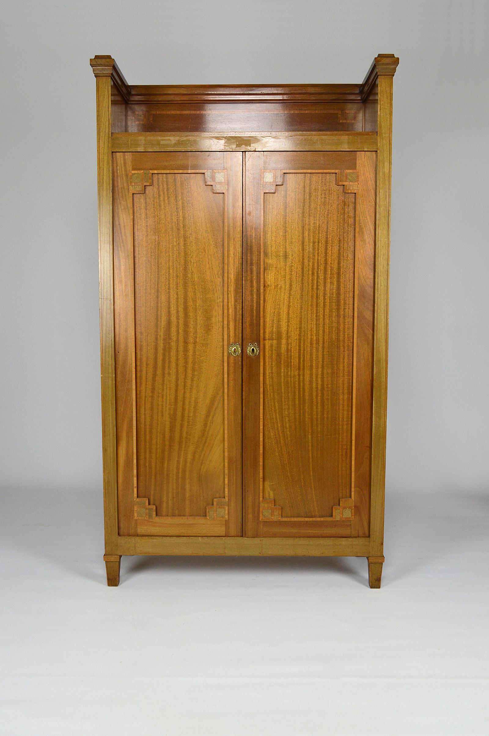 Cabinet / bookcase / small wardrobe.
3 shelves.
Art Nouveau, France, circa 1910.
Good general condition, wear consistent with age and use.

 
