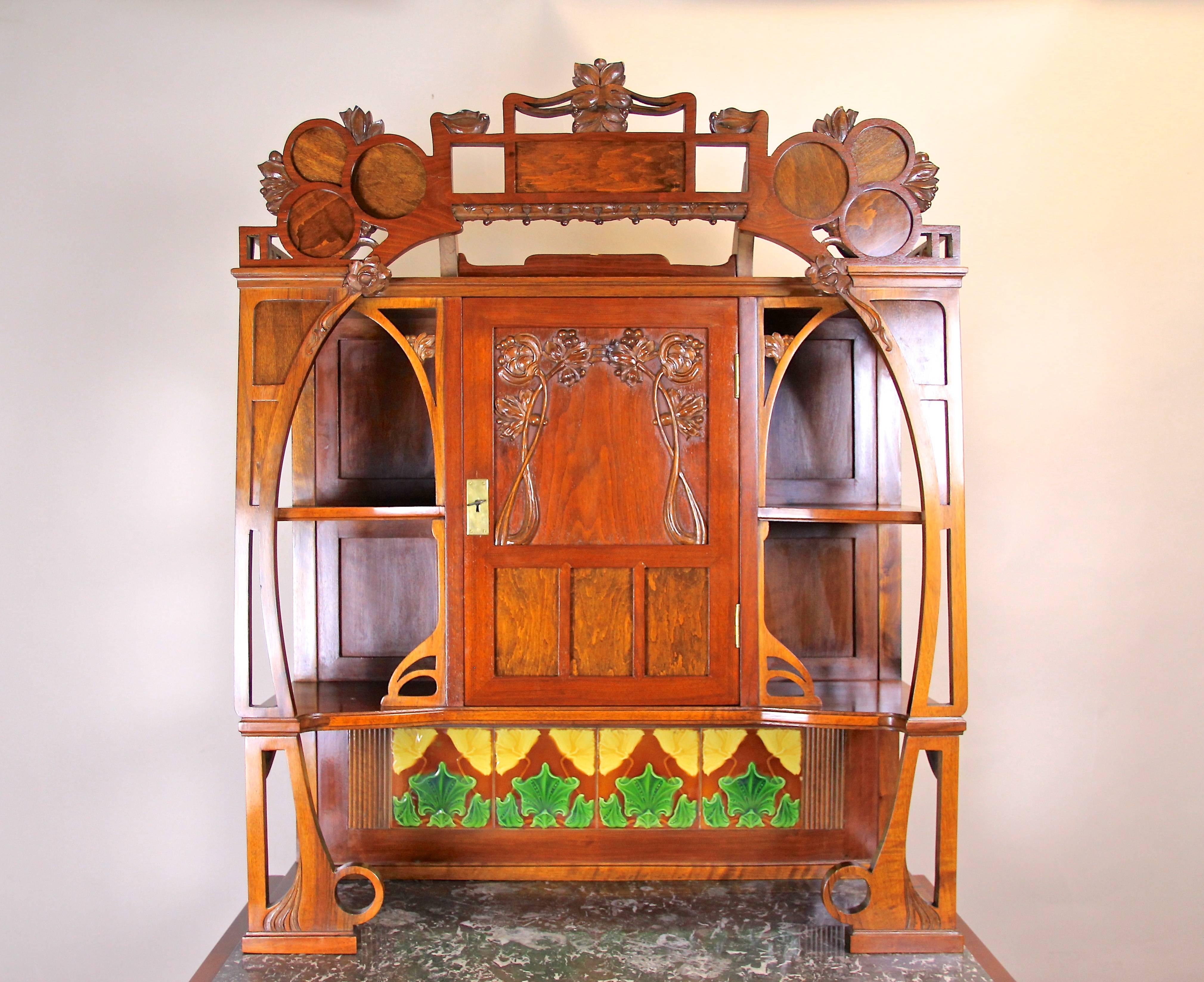 Art Nouveau Cabinet Nut Wood Hand-Carved, Austria, circa 1900 In Good Condition In Lichtenberg, AT