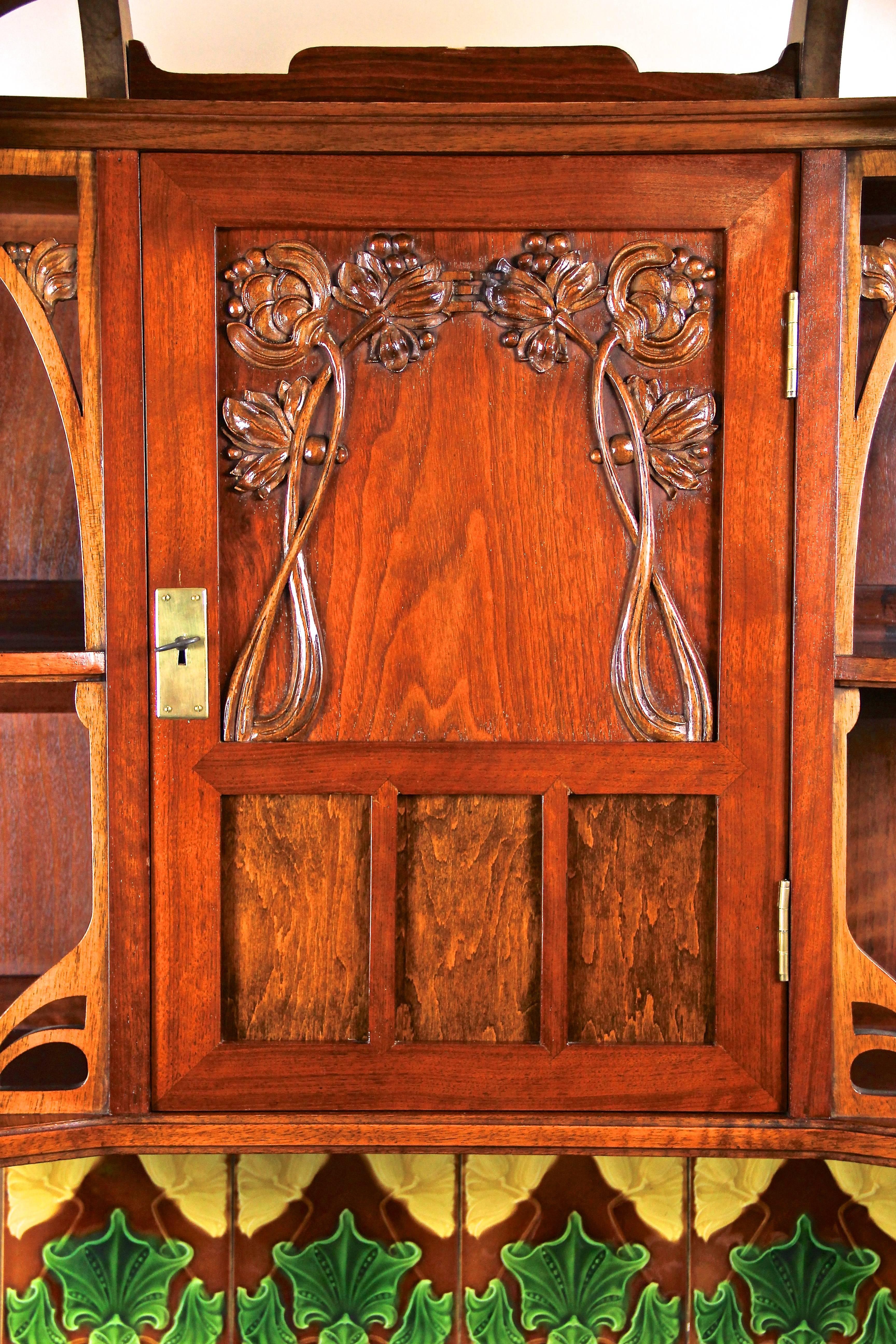 Art Nouveau Cabinet Nut Wood Hand-Carved, Austria, circa 1900 2