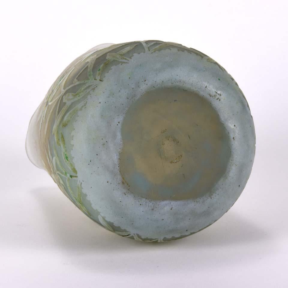 Vase Edelweiss Art Nouveau gravé et émaillé en verre par Daum Freres 1