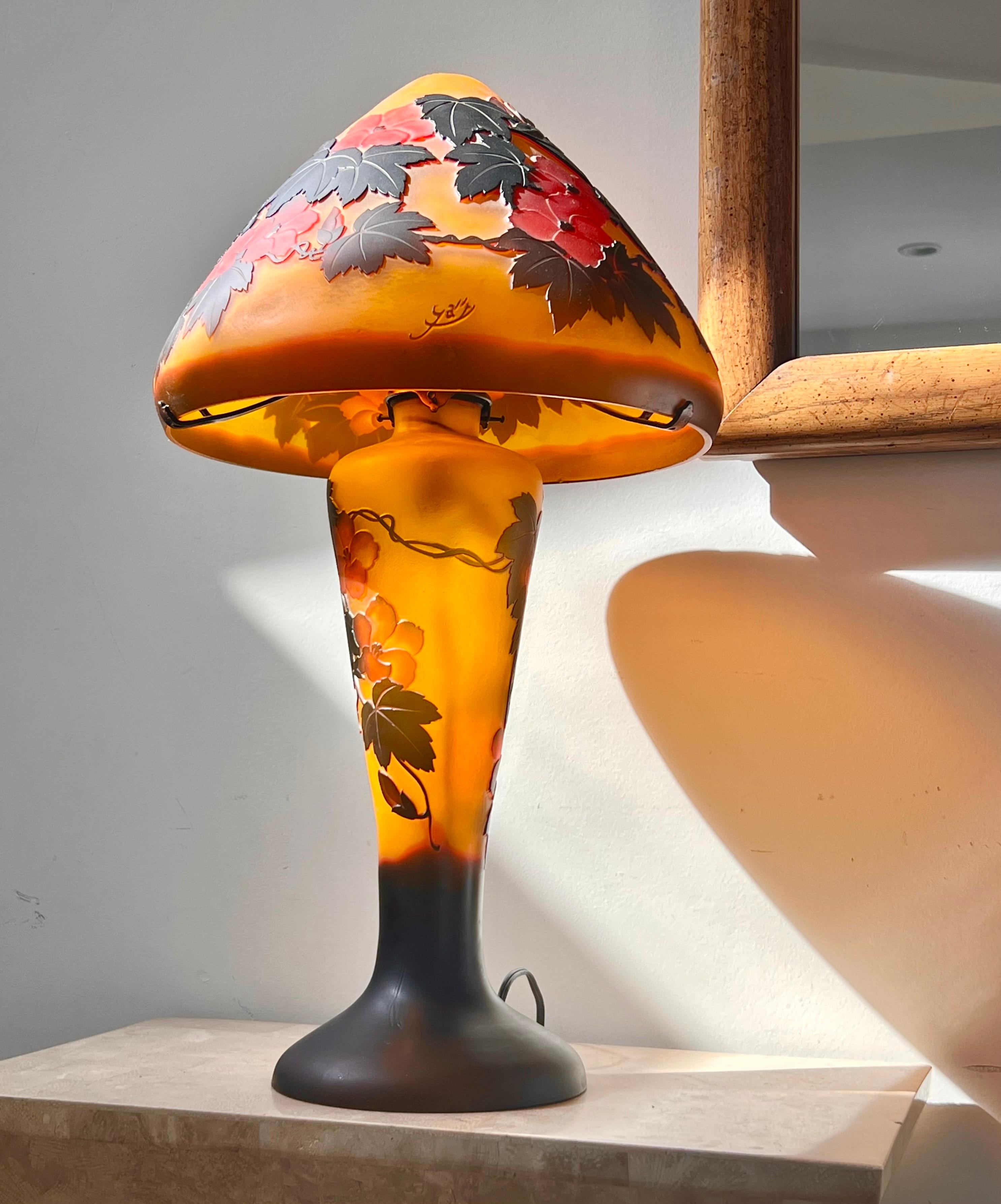 Art Nouveau cameo glass table lamp after Gallé, signed, circa 1975 en venta 12