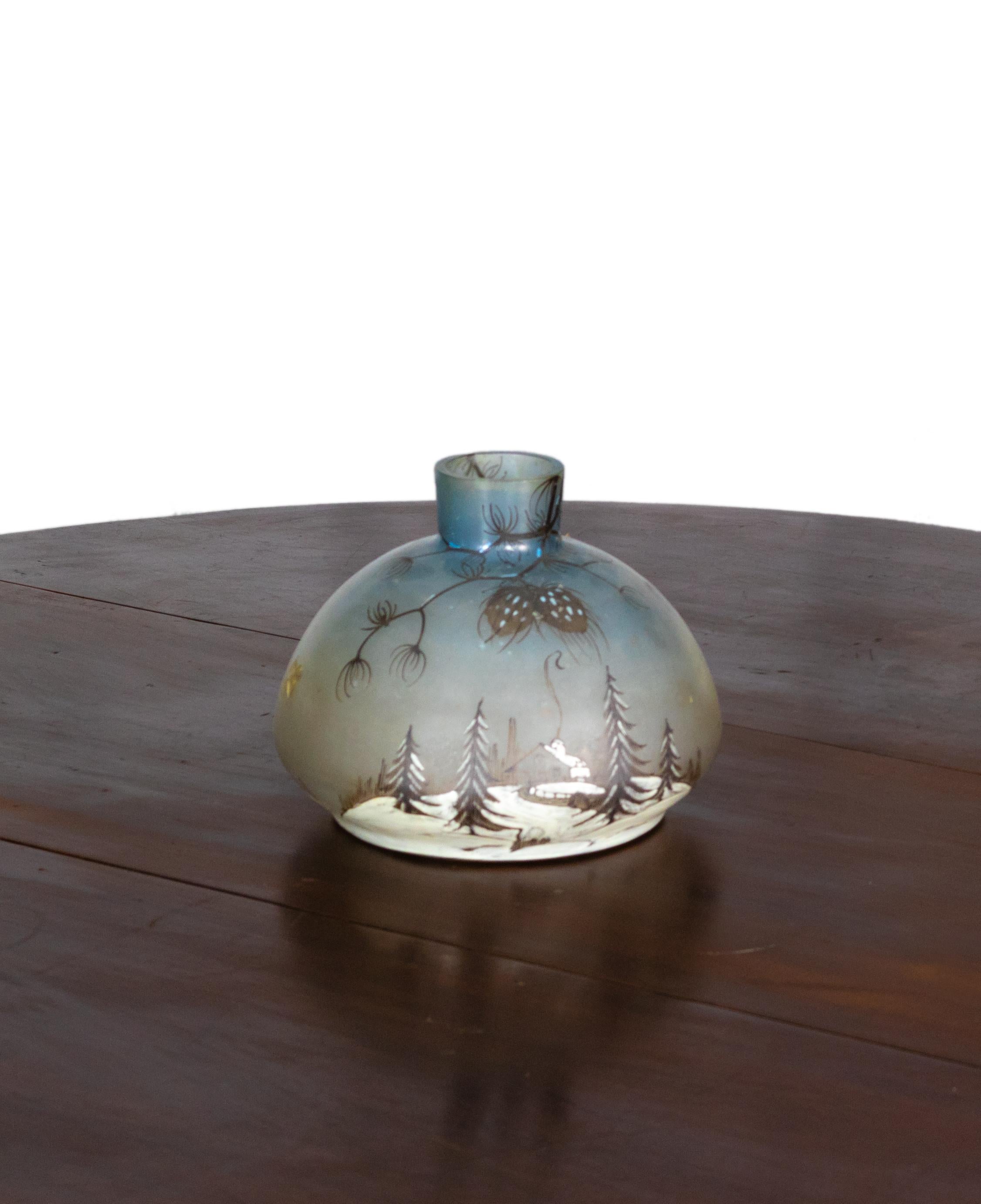 Vaso in vetro cammeo smaltato Art Nouveau di Leune dei primi del Novecento, ispirato ai rinomati lavori dei fratelli Daum di Nancy, in Francia. 
Questo vaso è decorato con un paesaggio invernale caratterizzato da pini, dettagli naturalistici e una