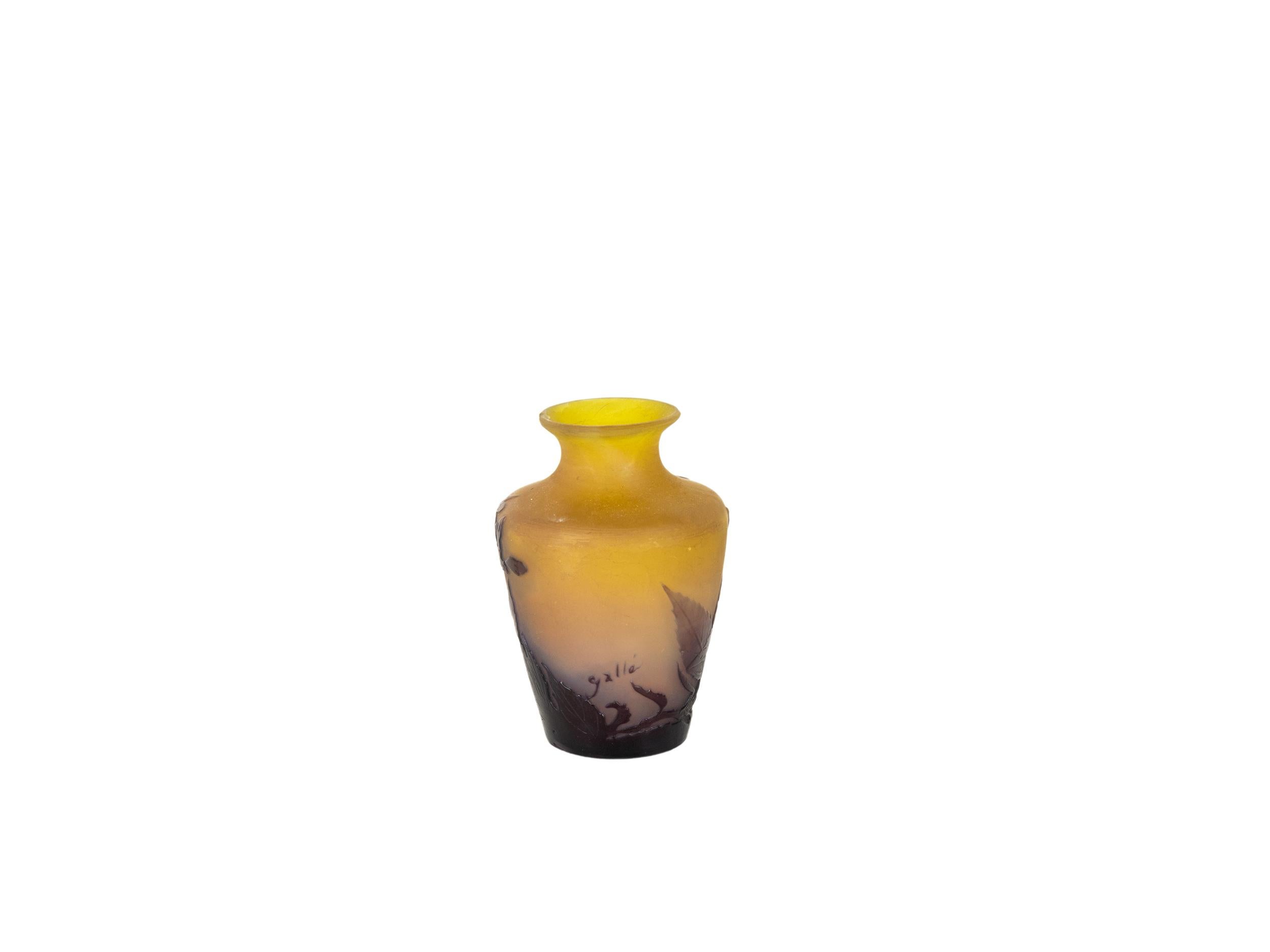 Art Nouveau Cameo Glass Vase With Flowers, Gallé, 1900s Francés en venta