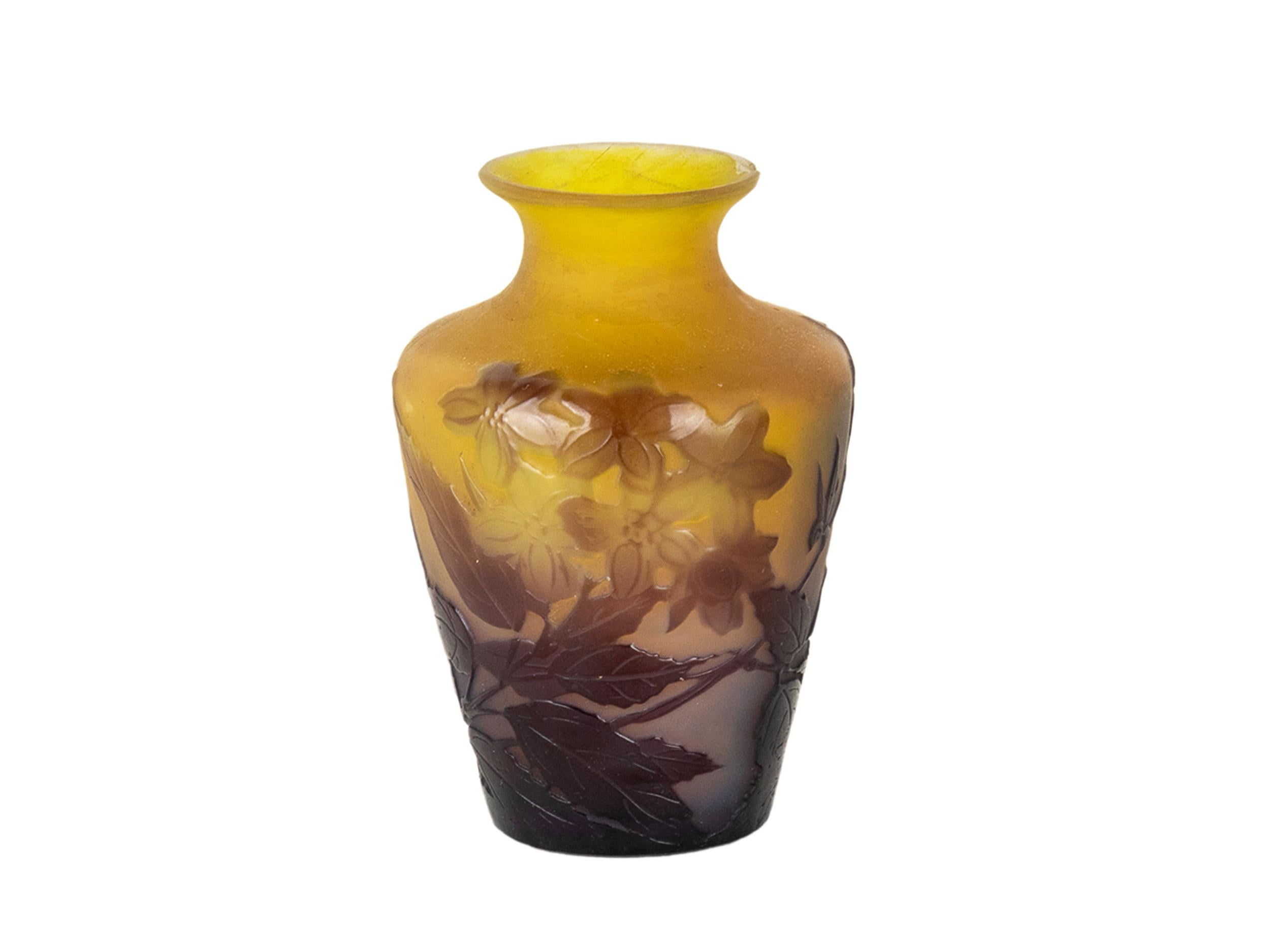 Jarrón de cristal camafeo Art Nouveau con flores, Gallé, 1900 Francés en venta