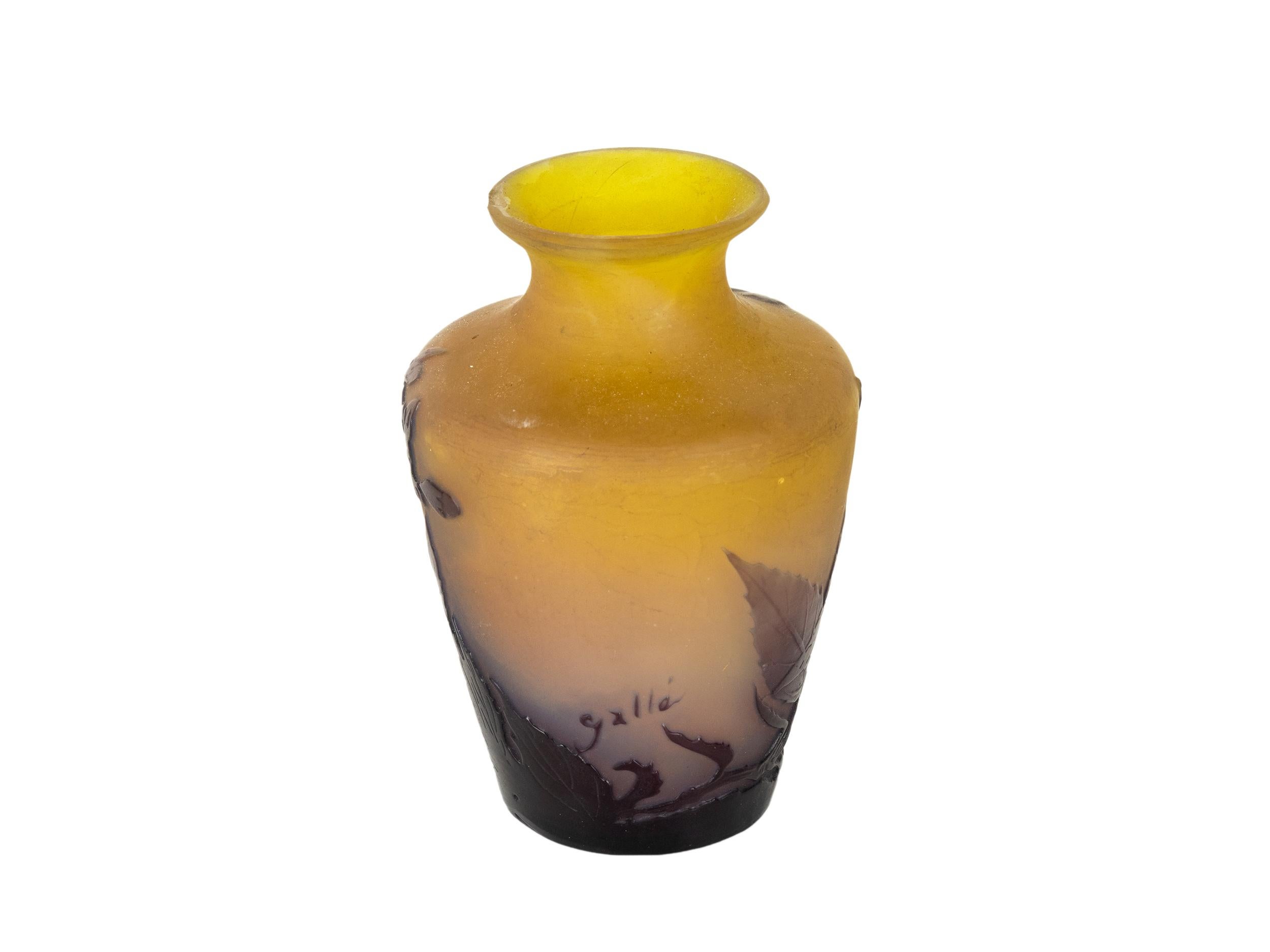 Art Nouveau Cameo Glass Vase With Flowers, Gallé, 1900s en Bastante bueno estado para la venta en Lisbon, PT