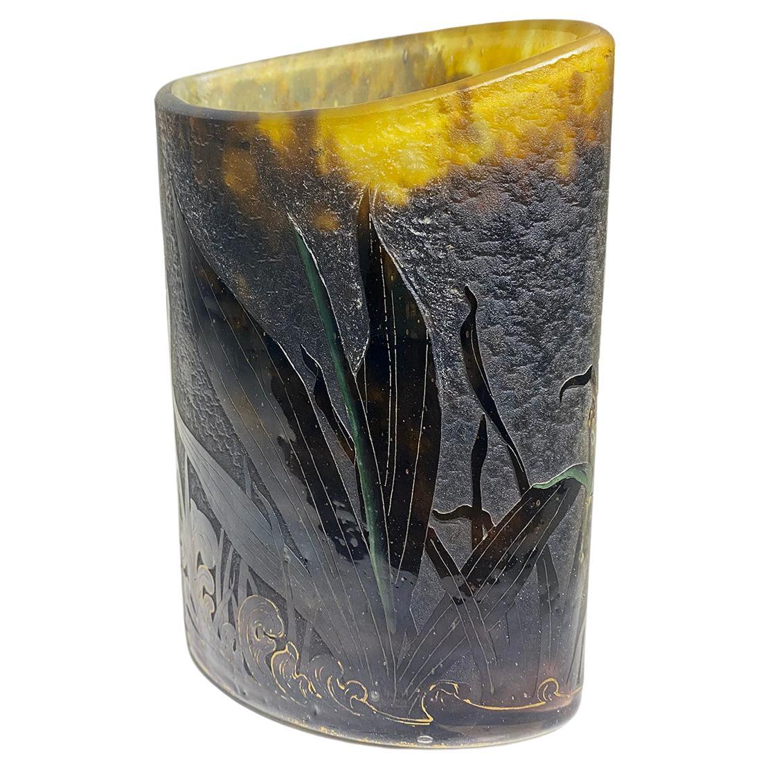 Ce vase en verre camée de style Art nouveau français par Daum Nancy présente des feuilles avec des bords dorés et une toile d'araignée, avec un bord doré de la base et signé en doré Daum Nancy avec une croix de Lorraine, vers 1900-1910.

L'attention